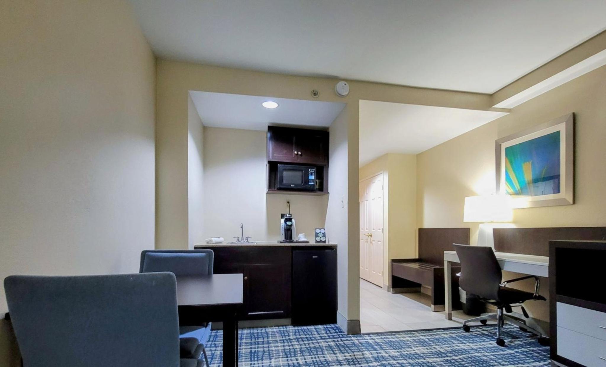 King Suite with Jacuzzi - Non-Smoking - Photo 2