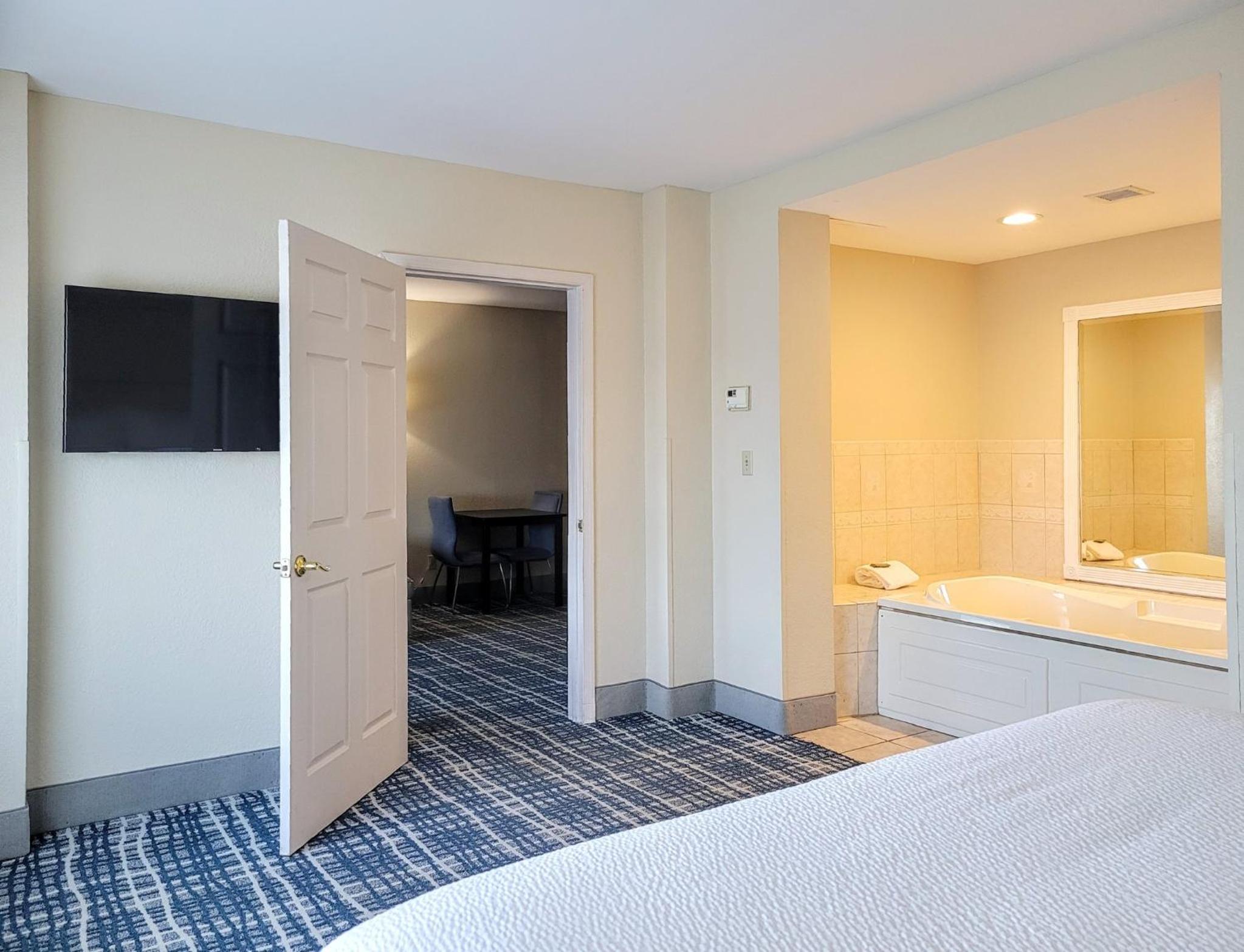 King Suite with Jacuzzi - Non-Smoking - Photo 3
