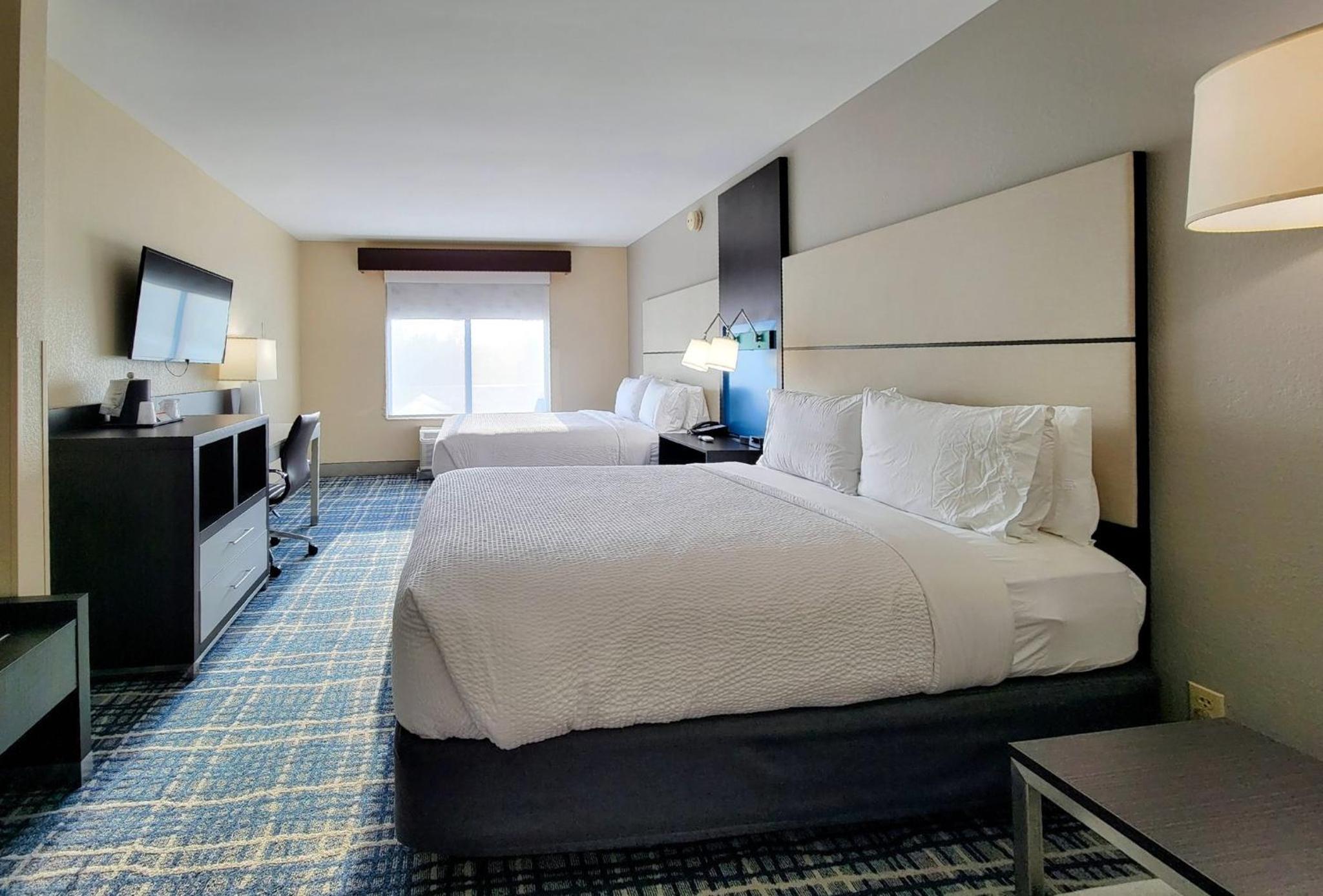 Standard Room with Two Queen Beds - Photo 4