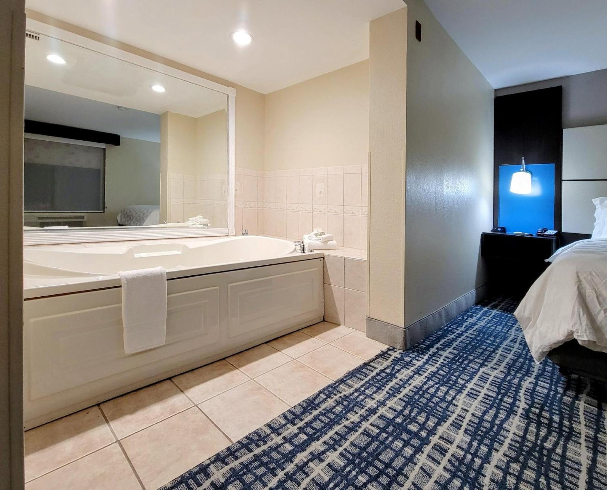 King Suite with Jacuzzi - Non-Smoking - Photo 8