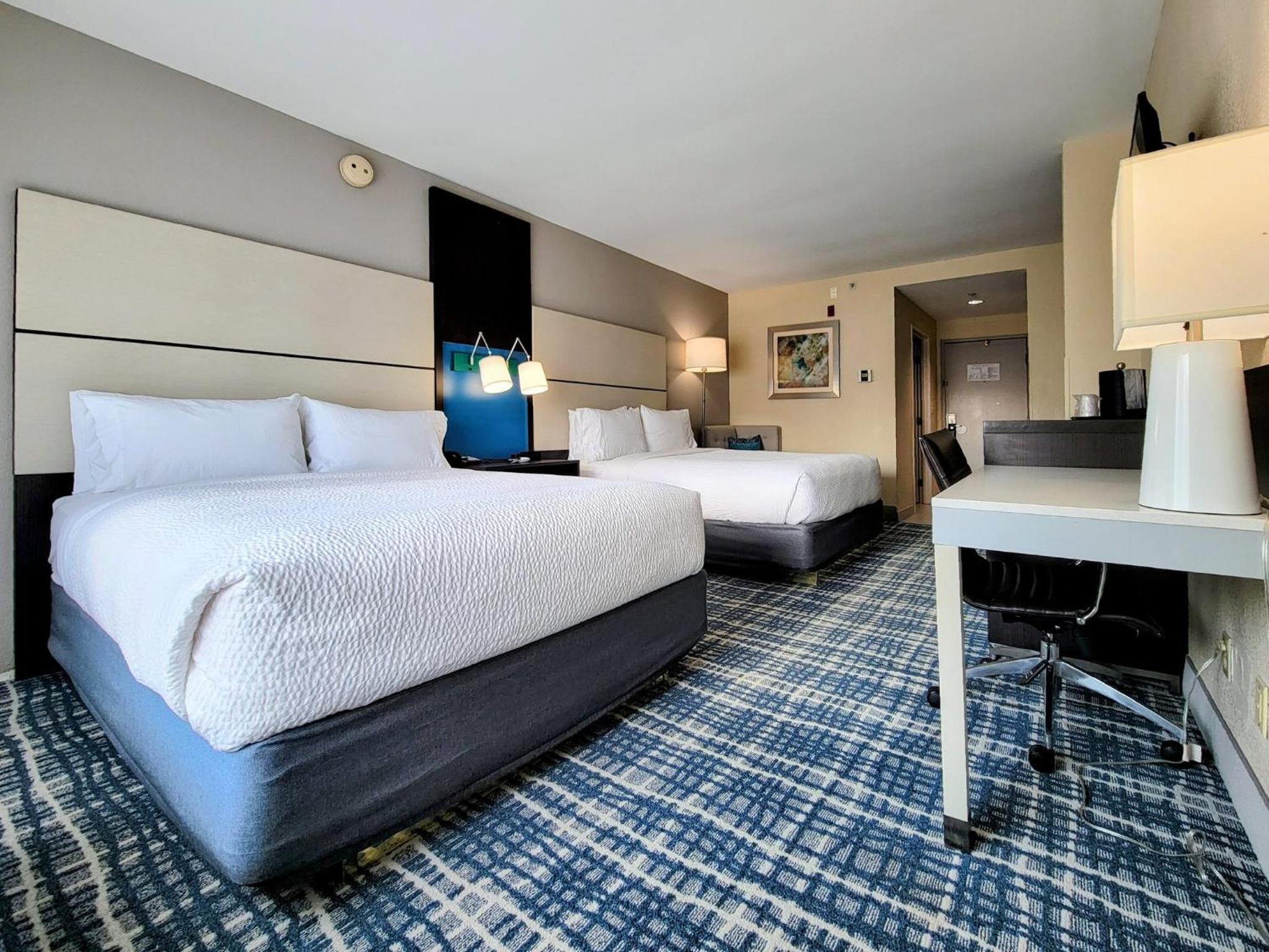 Standard Room with Two Queen Beds - Photo 3