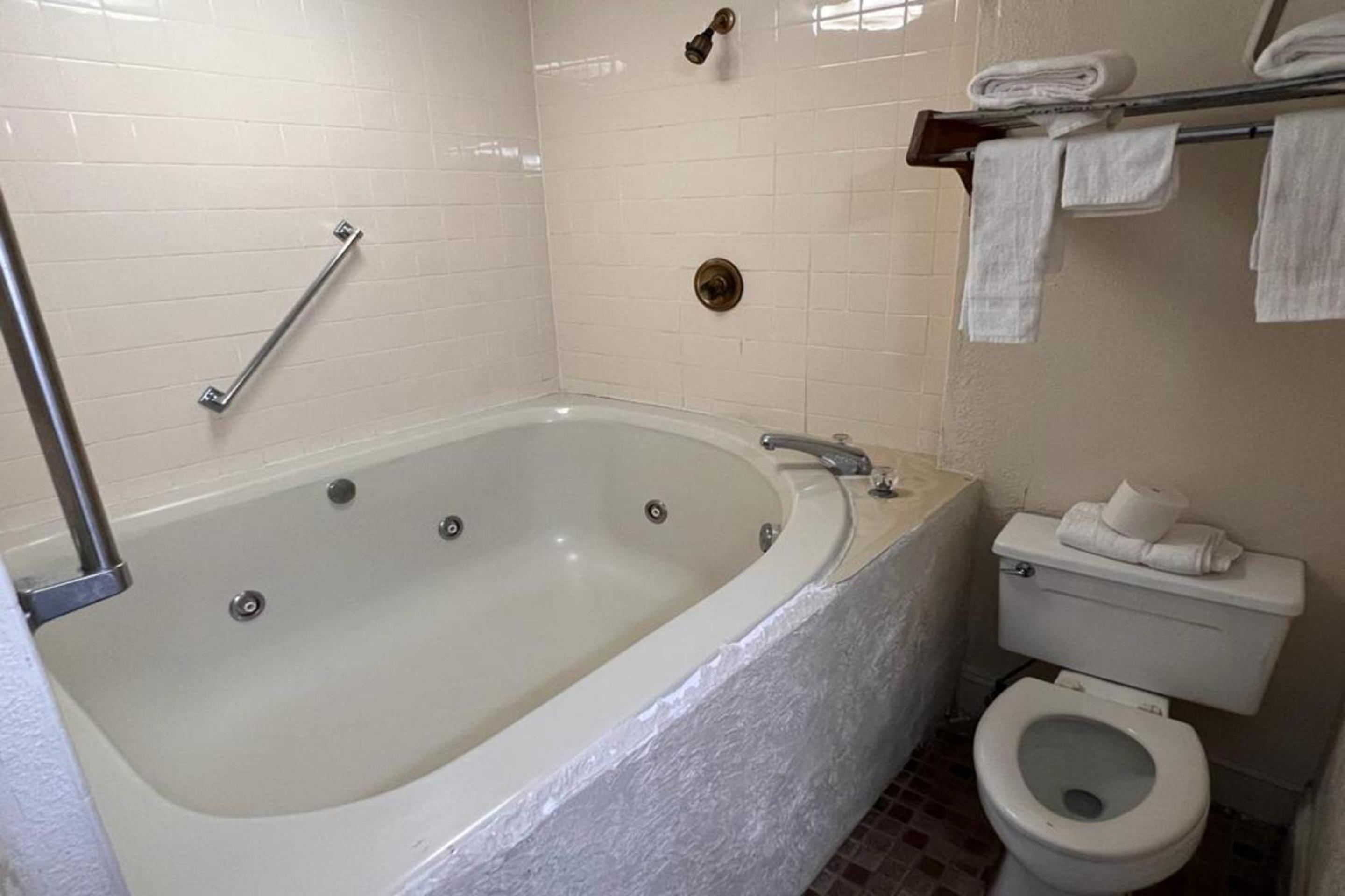 King Bed with Jetted Tub - Photo 8