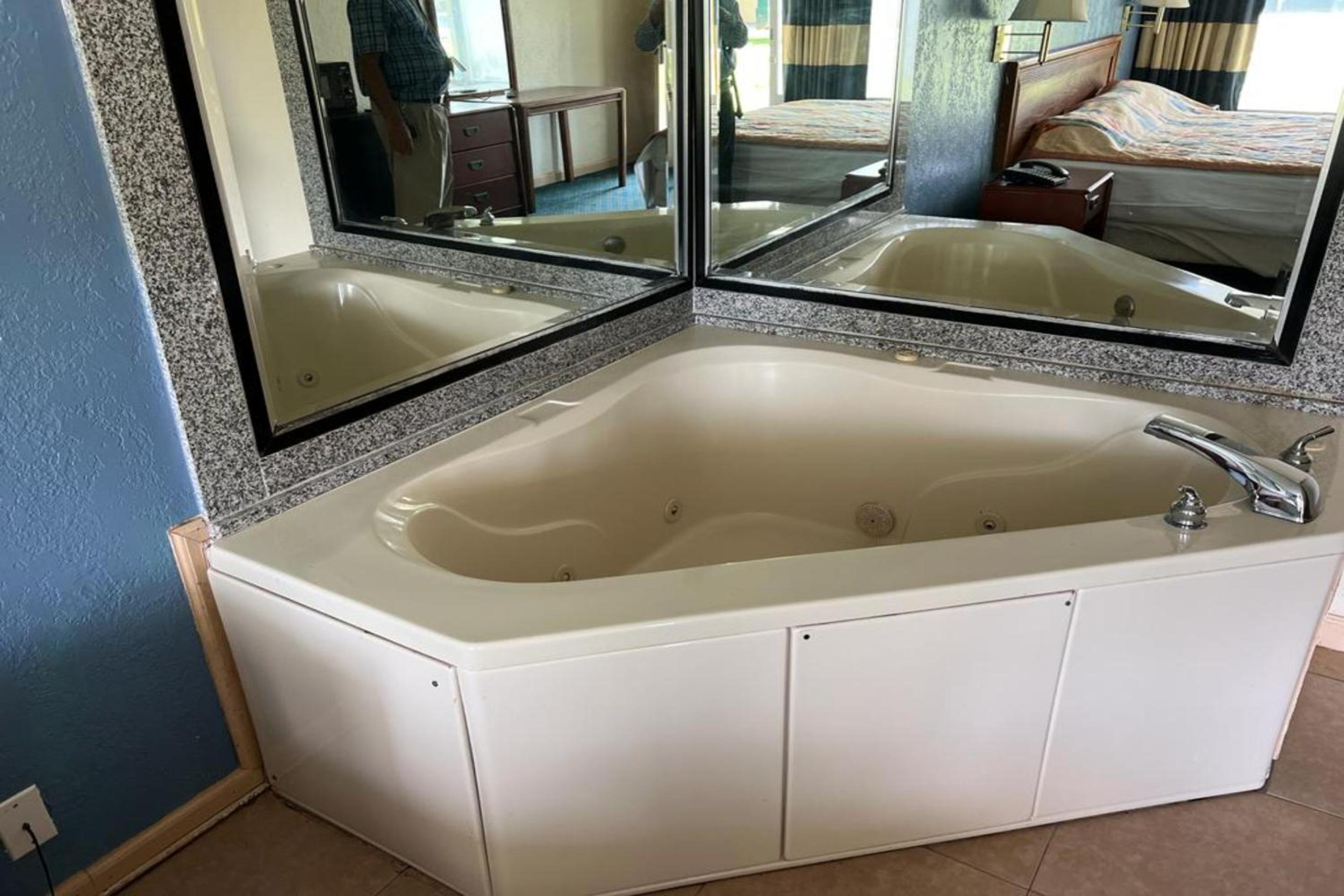 King Bed with Jetted Tub - Photo 3