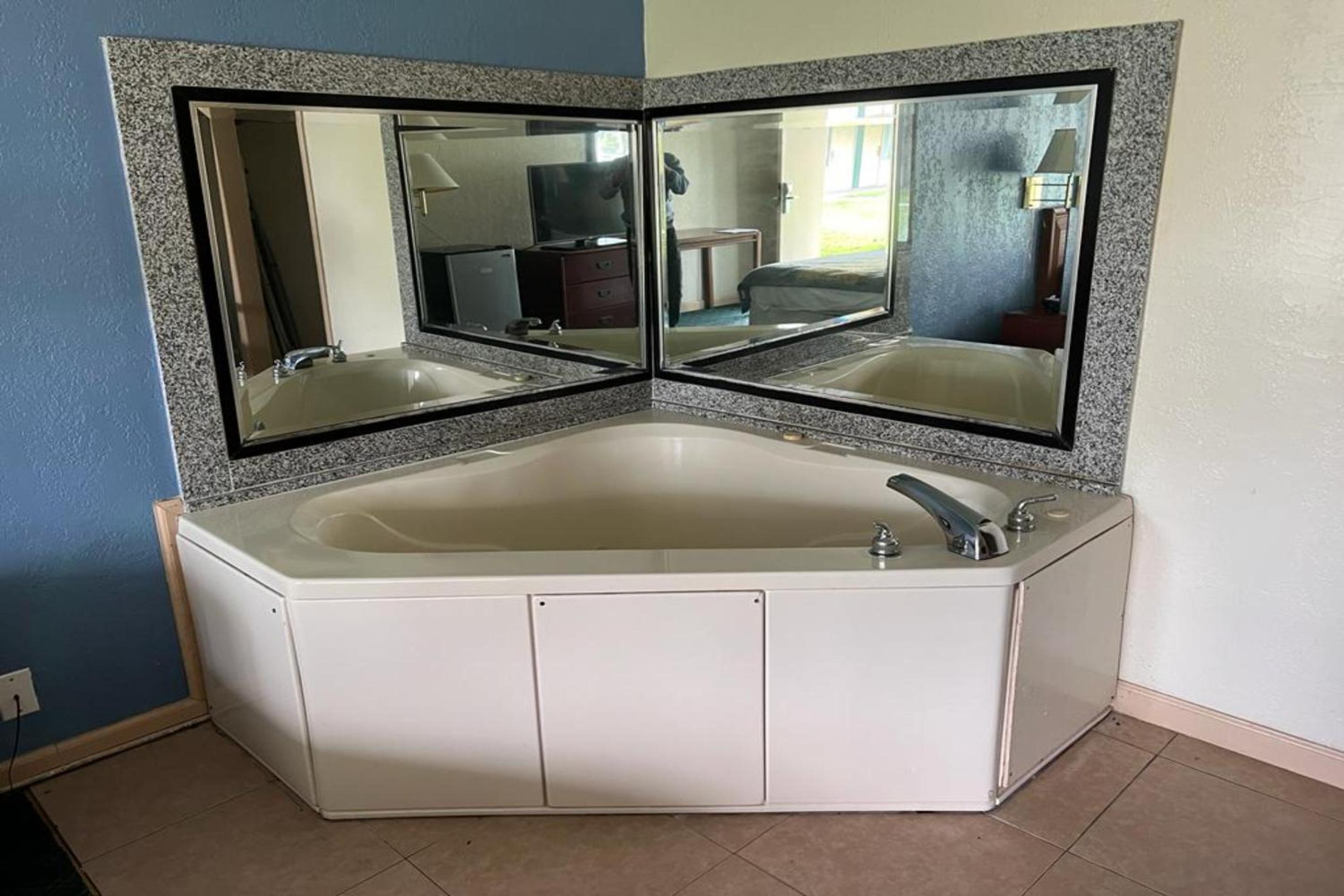 King Bed with Jetted Tub - Photo 6