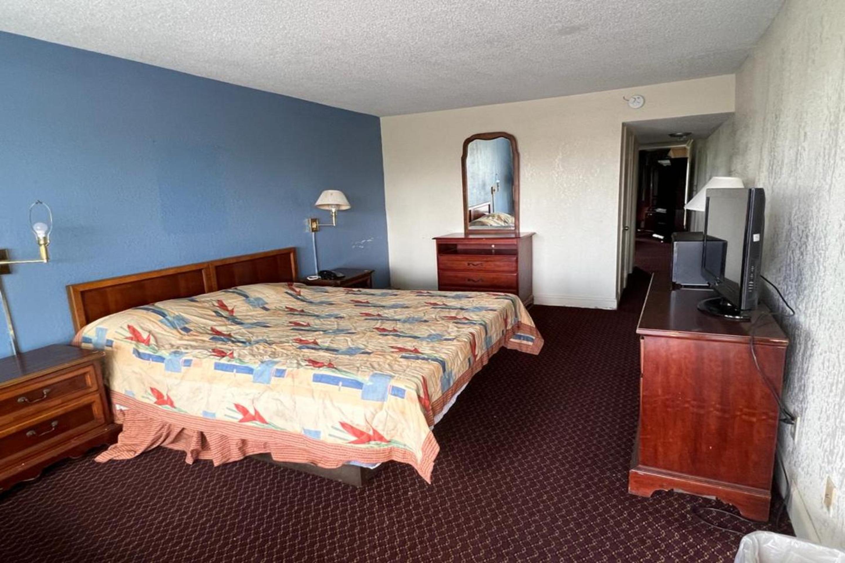 King Bed with Jetted Tub - Photo 5