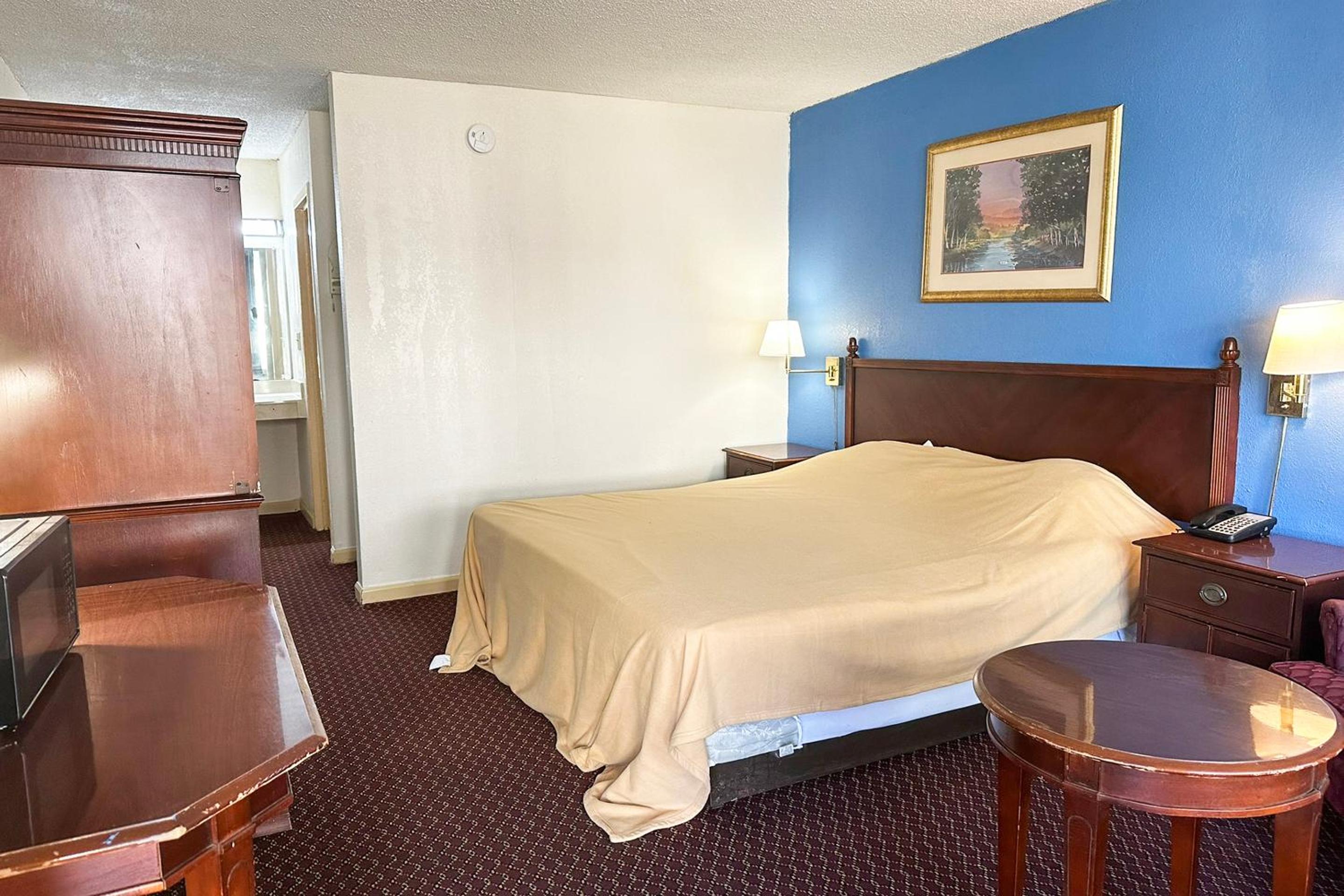 King Bed Non-Smoking - Photo 1