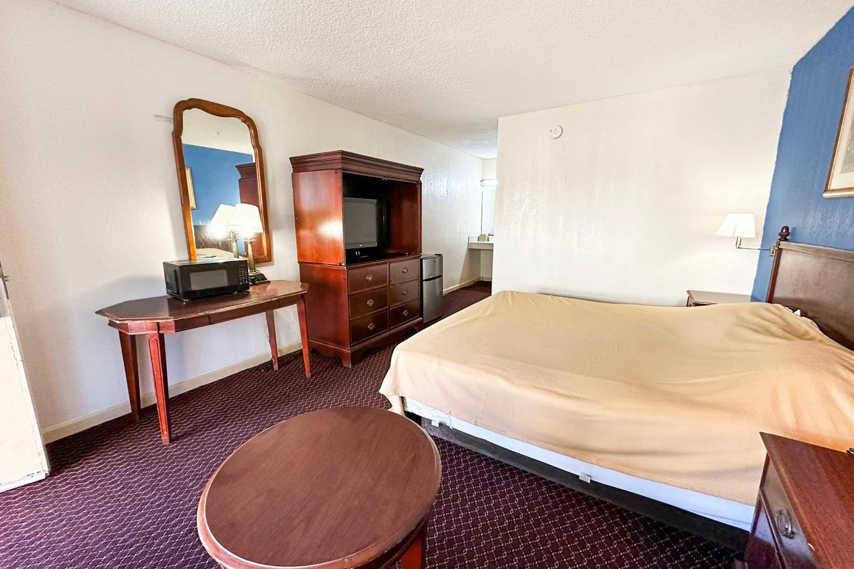King Bed Non-Smoking - Photo 2