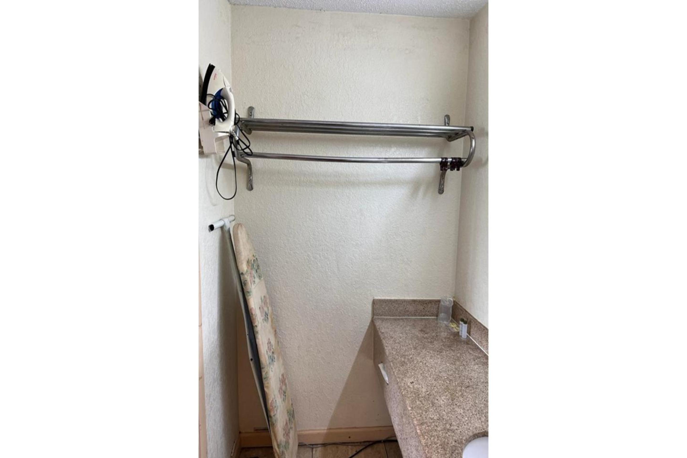 Full Bed Smoking with Kitchenette - Photo 2
