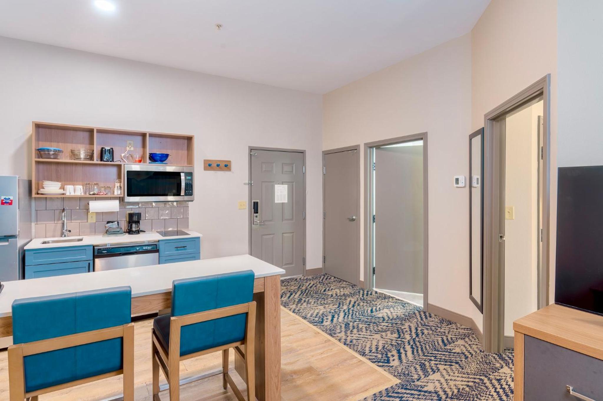 One-Bedroom Queen Suite - Photo 4