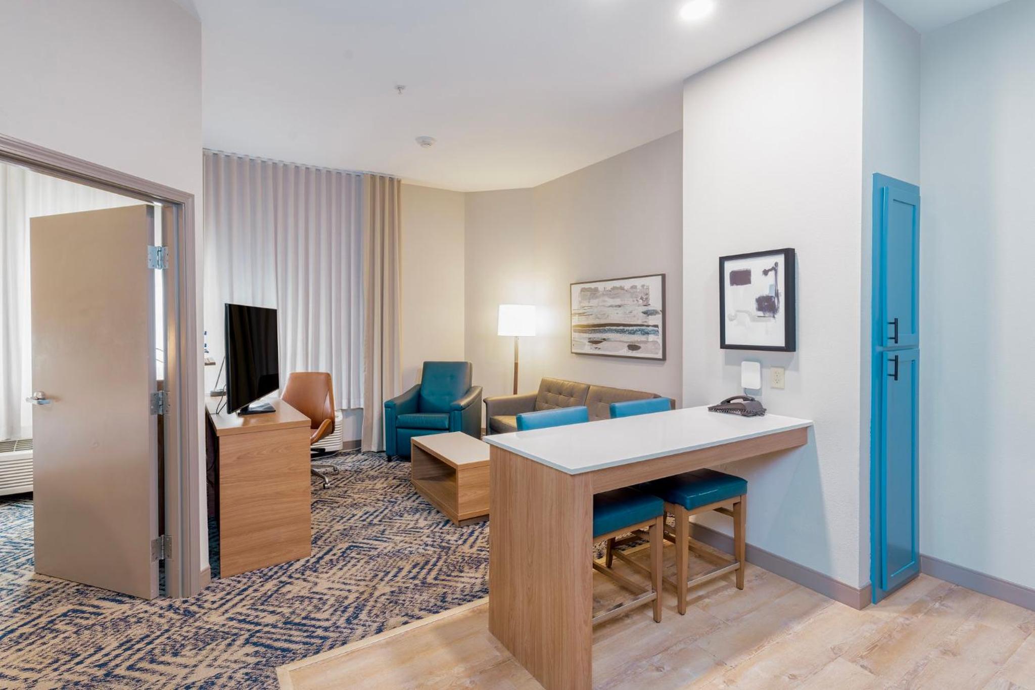 One-Bedroom Queen Suite - Photo 3