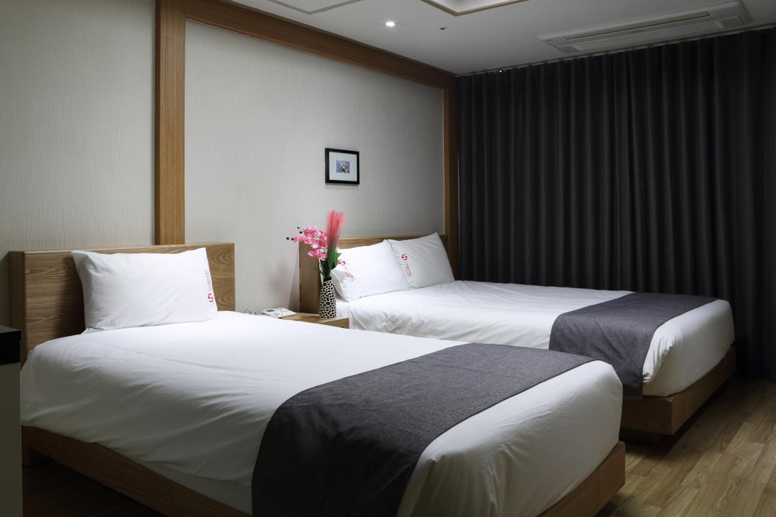 Deluxe Twin Room - Photo 6