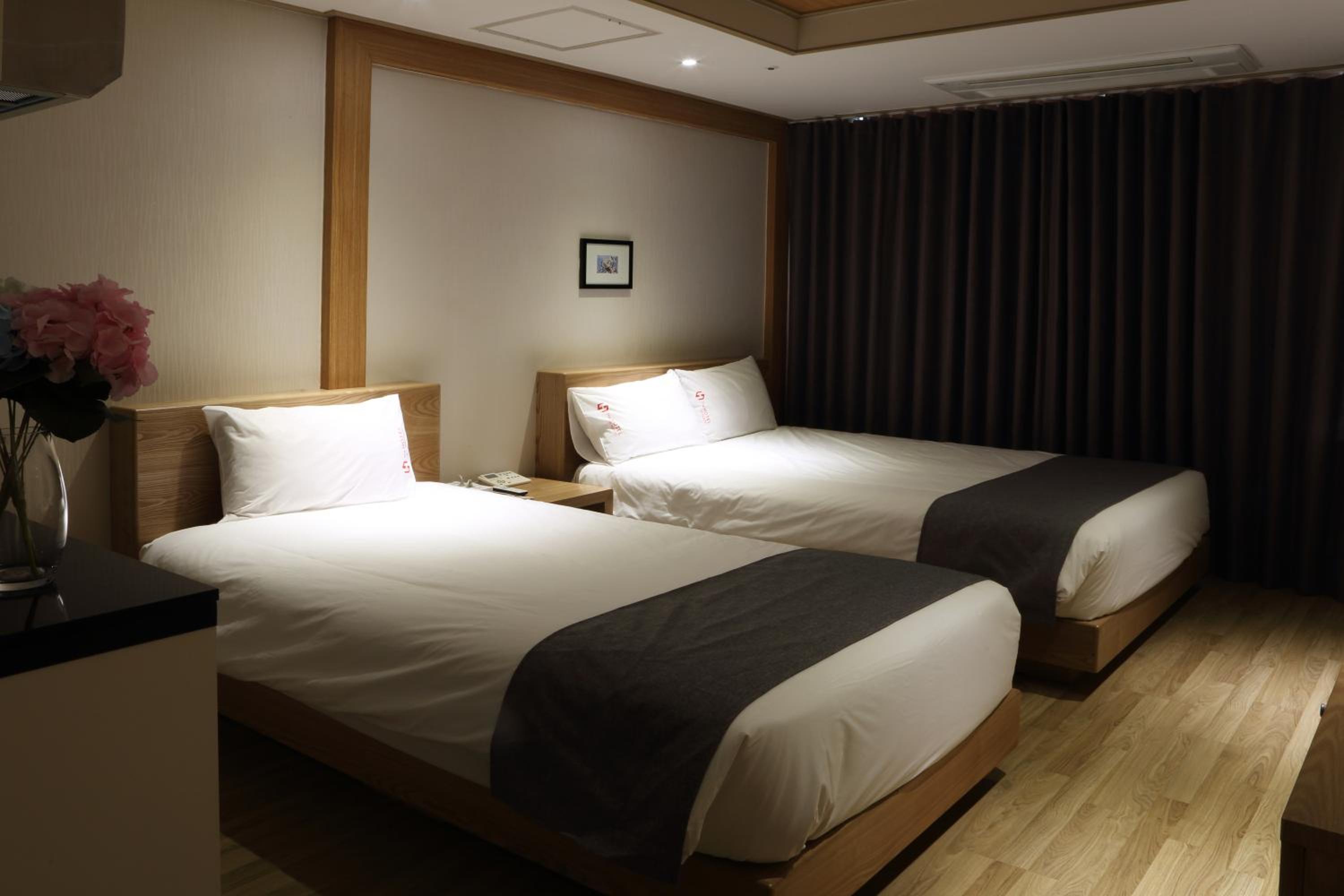 Deluxe Twin Room - Photo 22