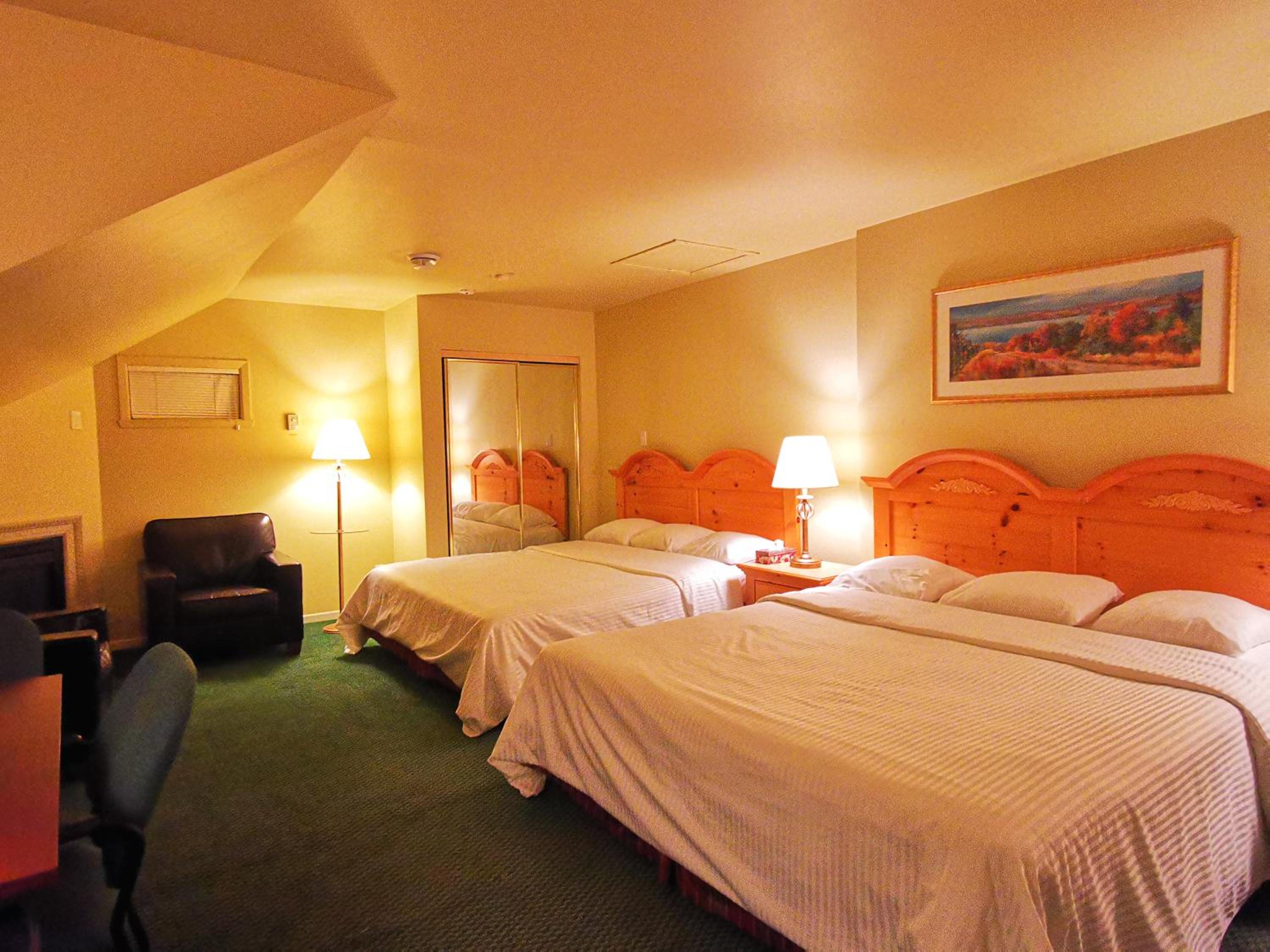 King Room with Two King Beds photo 1