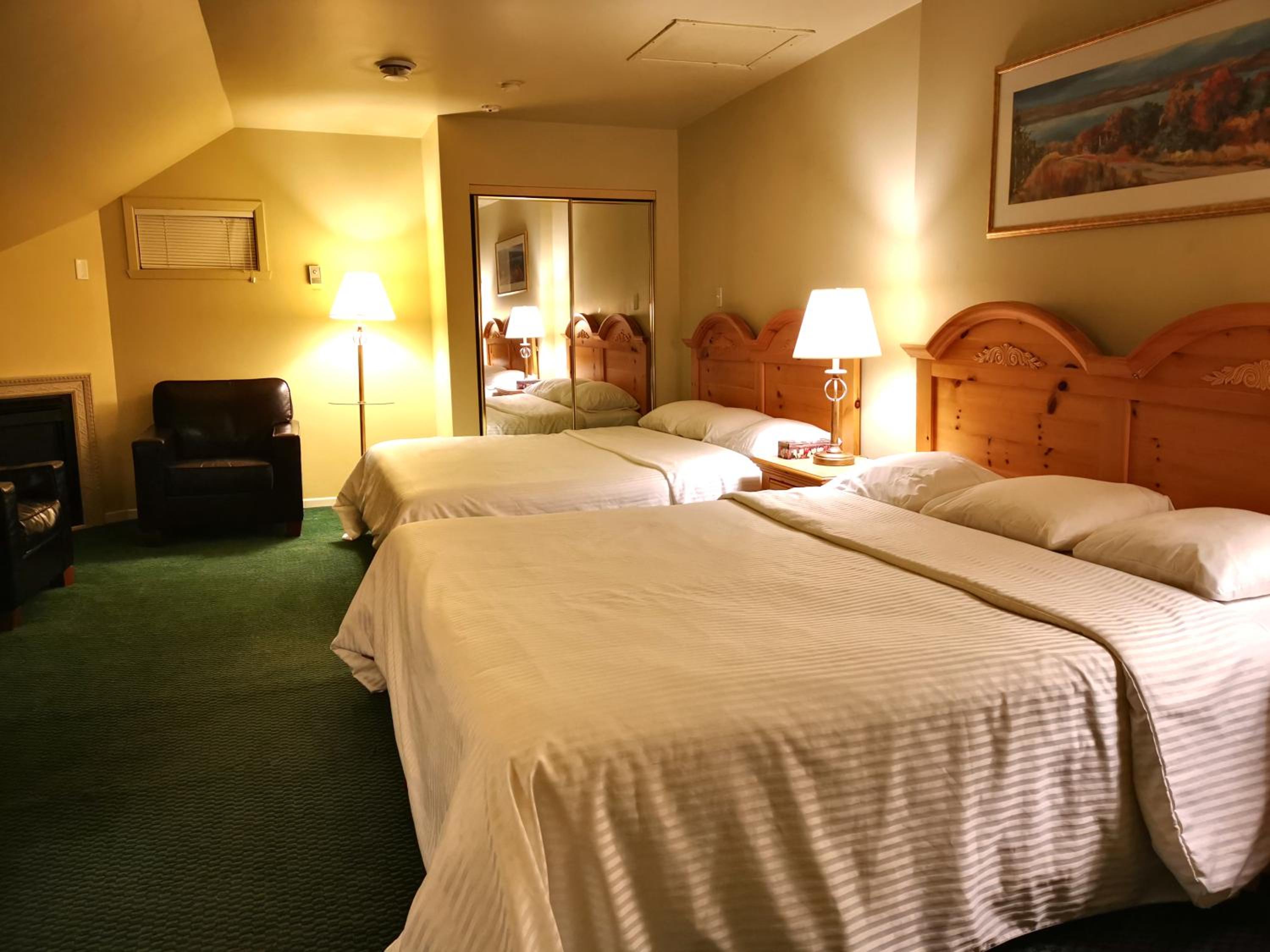 King Room with Two King Beds photo 3