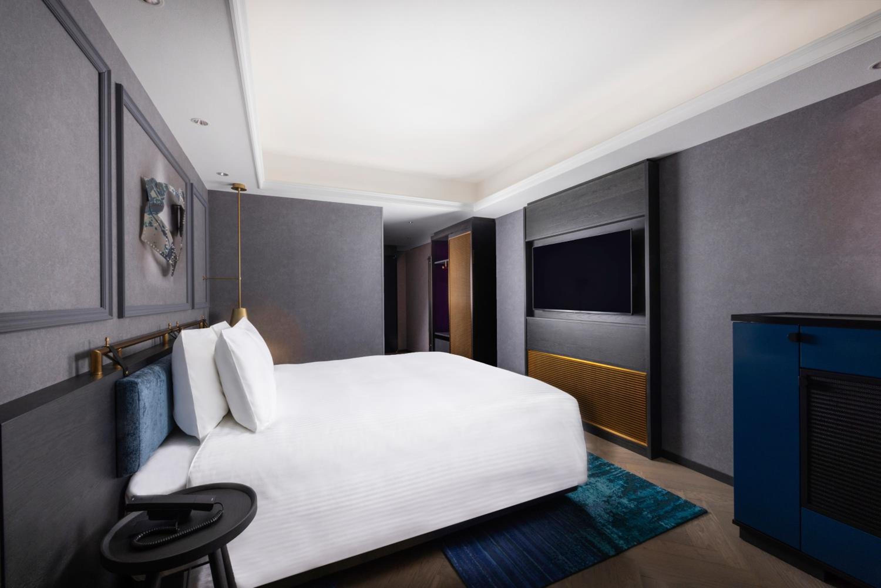 Privilege Room with One King Bed and Bathtub - Non Smoking - Photo 10