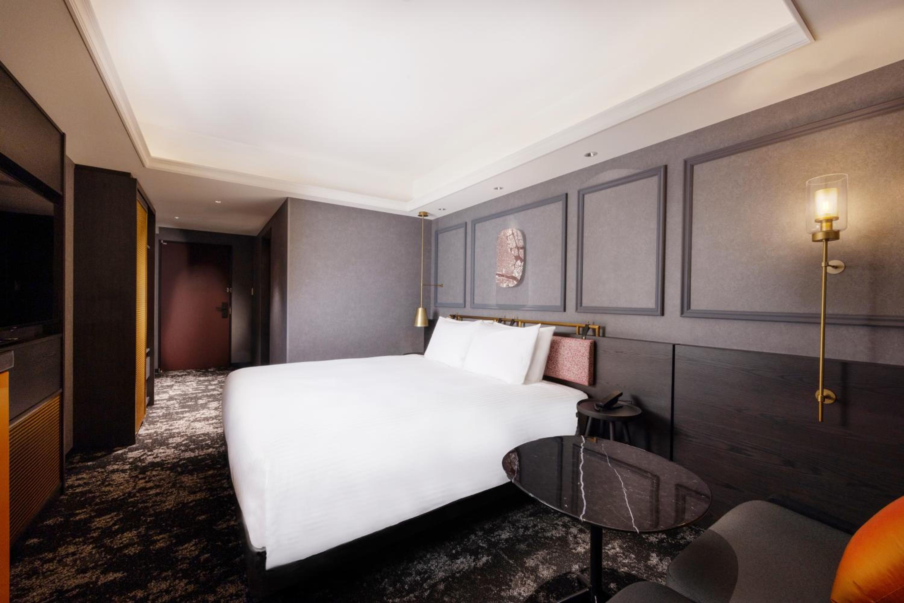 Superior Room with One King Bed and Bathtub - Non Smoking - Photo 13