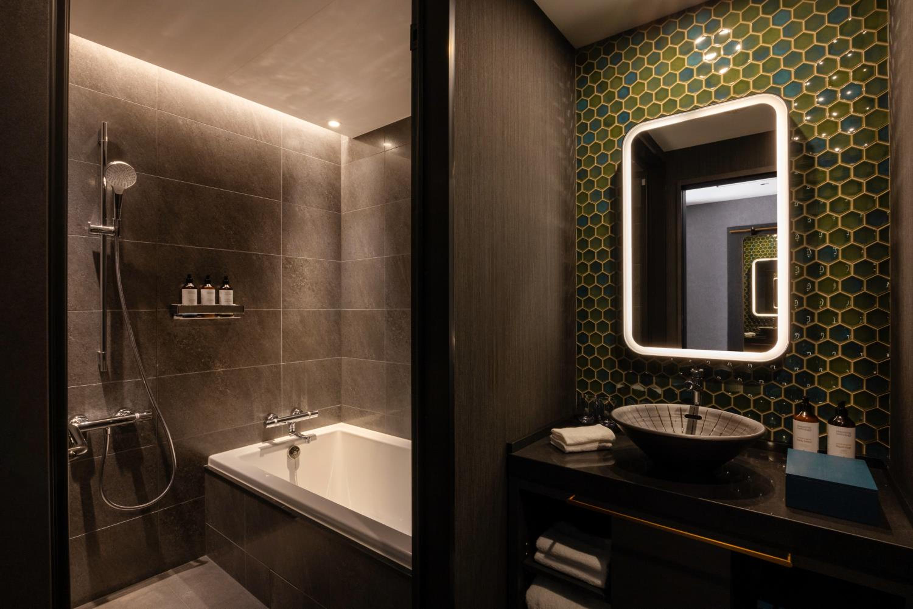 Superior Room with One King Bed and Bathtub - Non Smoking - Photo 12