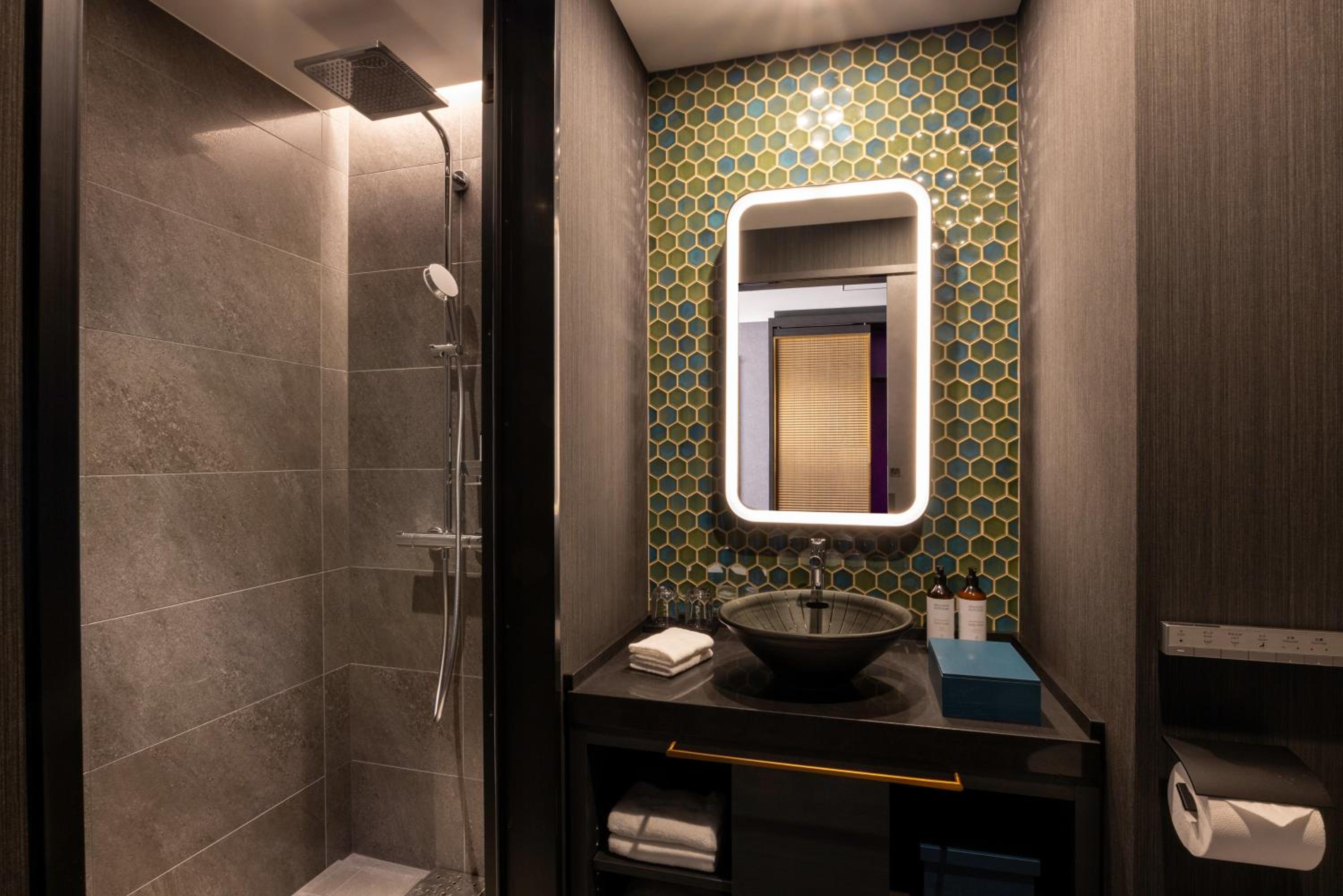 Superior Twin Room with Shower Booth - Non Smoking - Photo 7