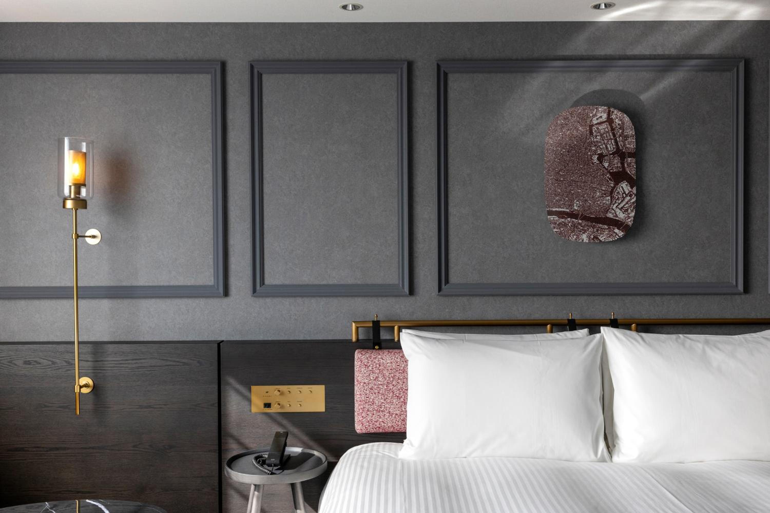 Superior Room with One King Bed and Bathtub - Non Smoking - Photo 5