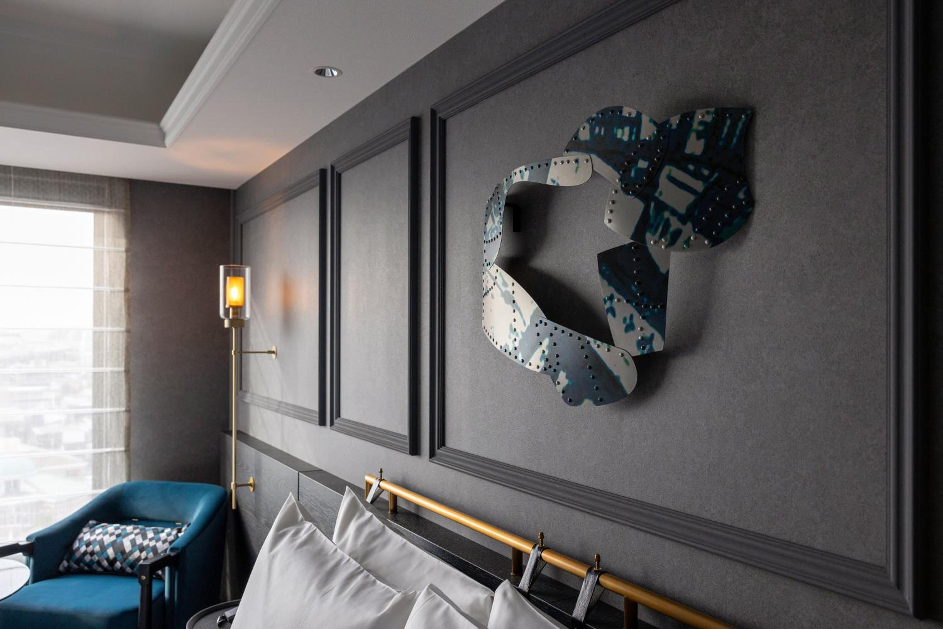 Privilege Room with One King Bed and Bathtub - Non Smoking - Photo 1