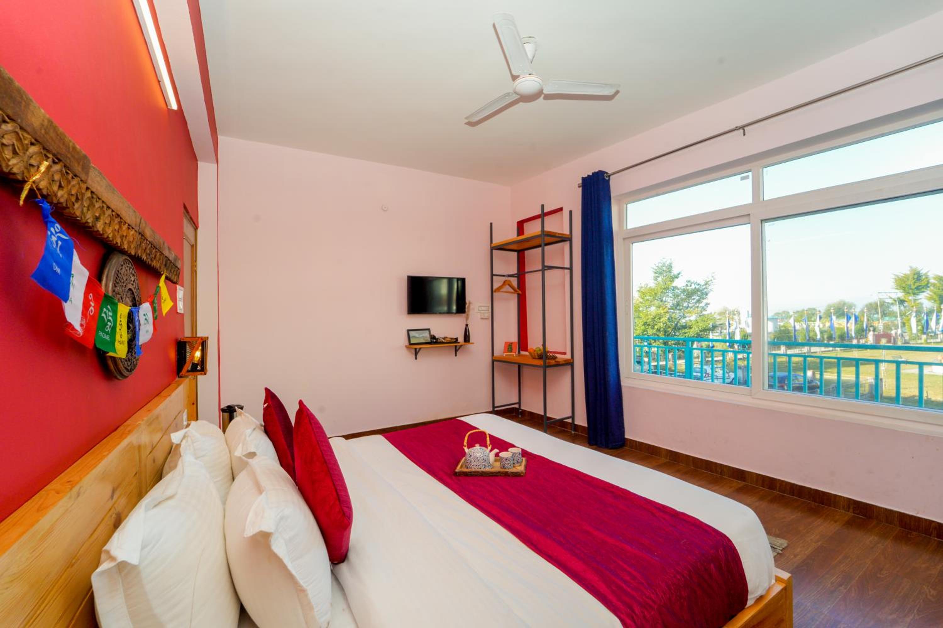 Apartment with Mountain View - Photo 4