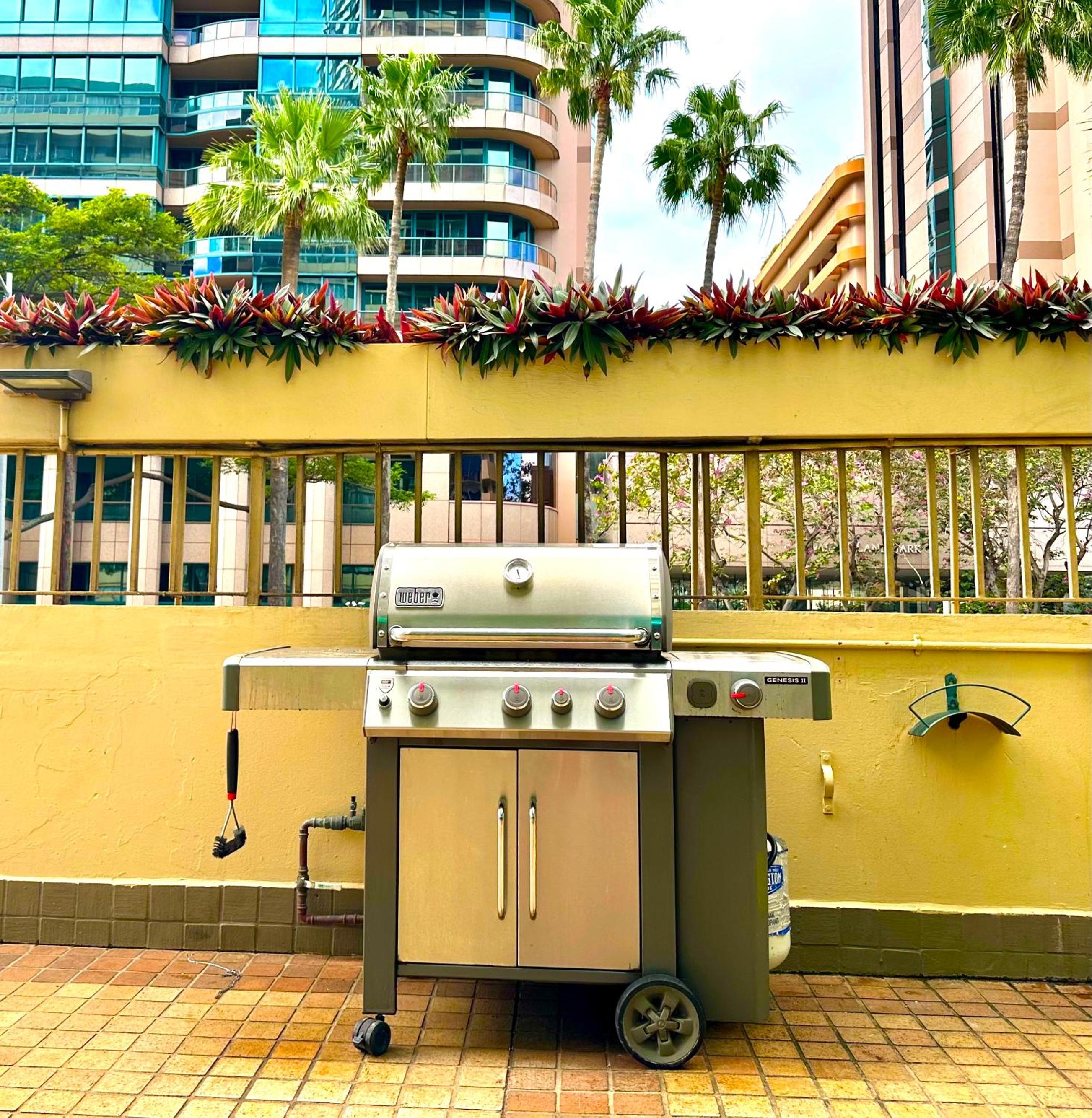 WAIKIKI 2 BEDROOMS, 1 BATH, FREE PARKING, SLEEP 6: Apartment with Pool View photo