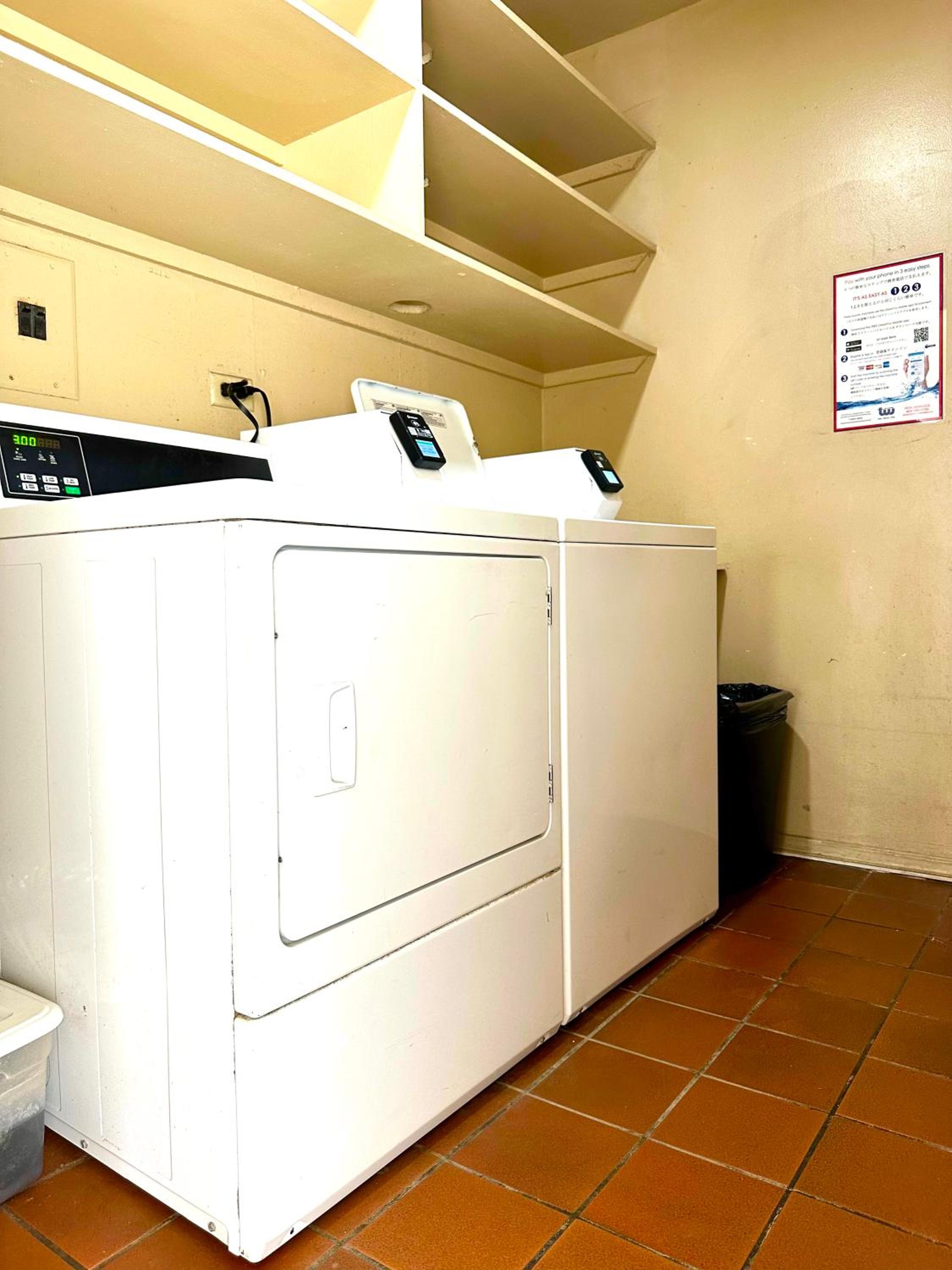 WAIKIKI 2 BEDROOMS, 1 BATH, FREE PARKING, SLEEP 6: Apartment with Pool View photo