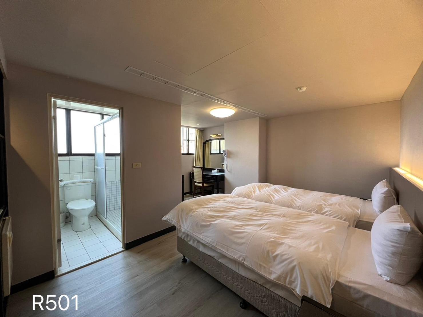 Standard Twin Room - Photo 9