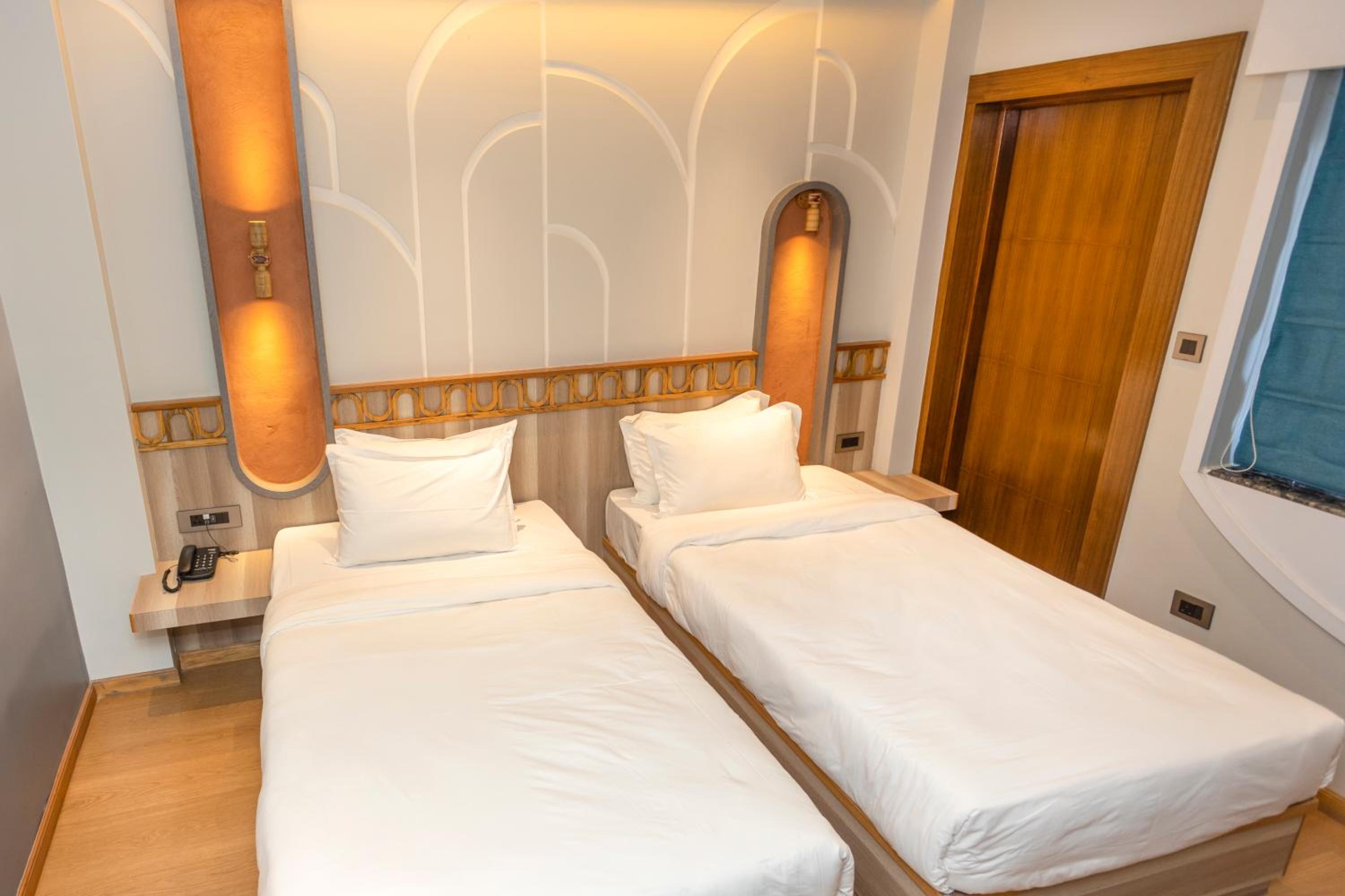 Deluxe Twin Room - Photo 6