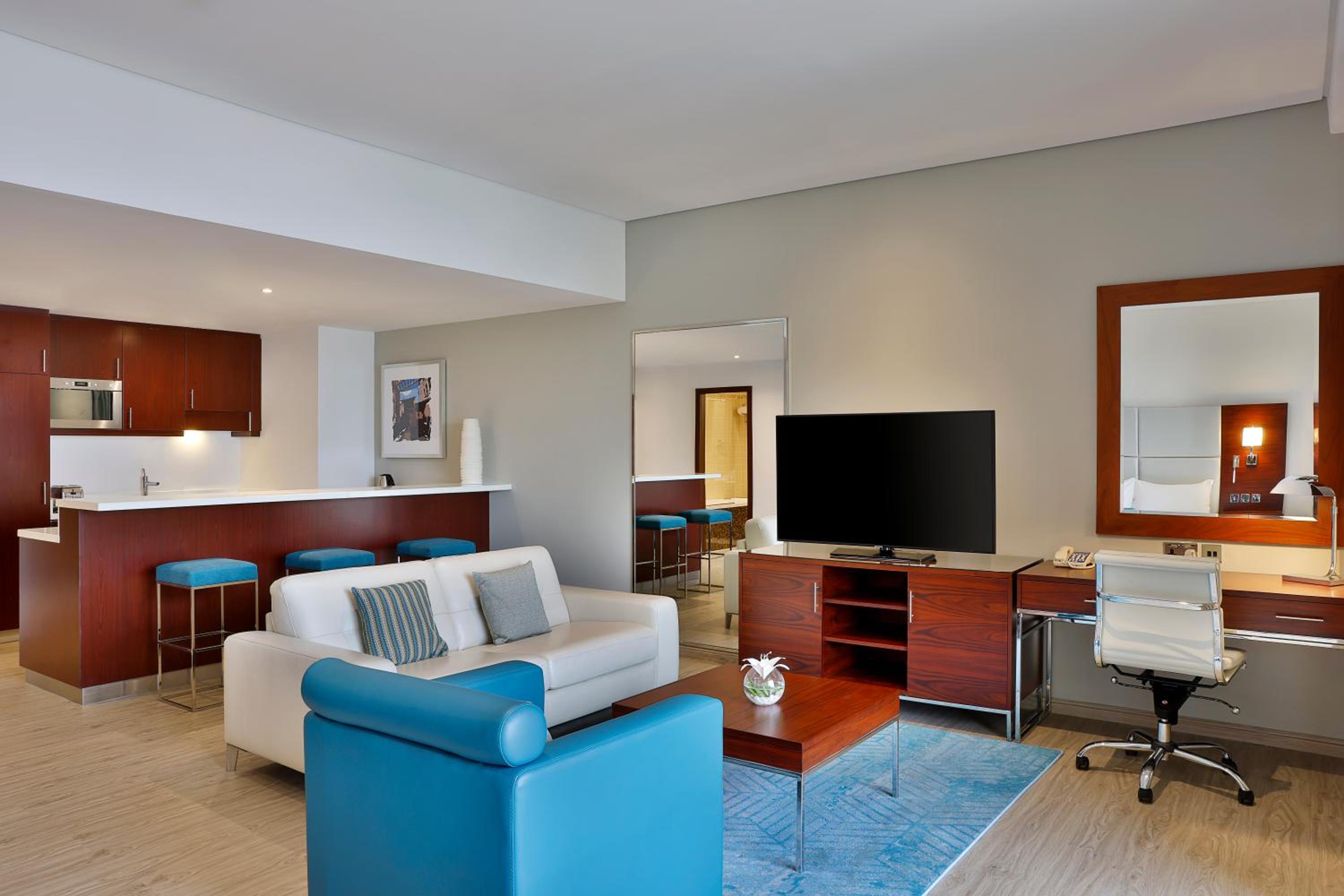Junior King Suite with Balcony thumbnail 5