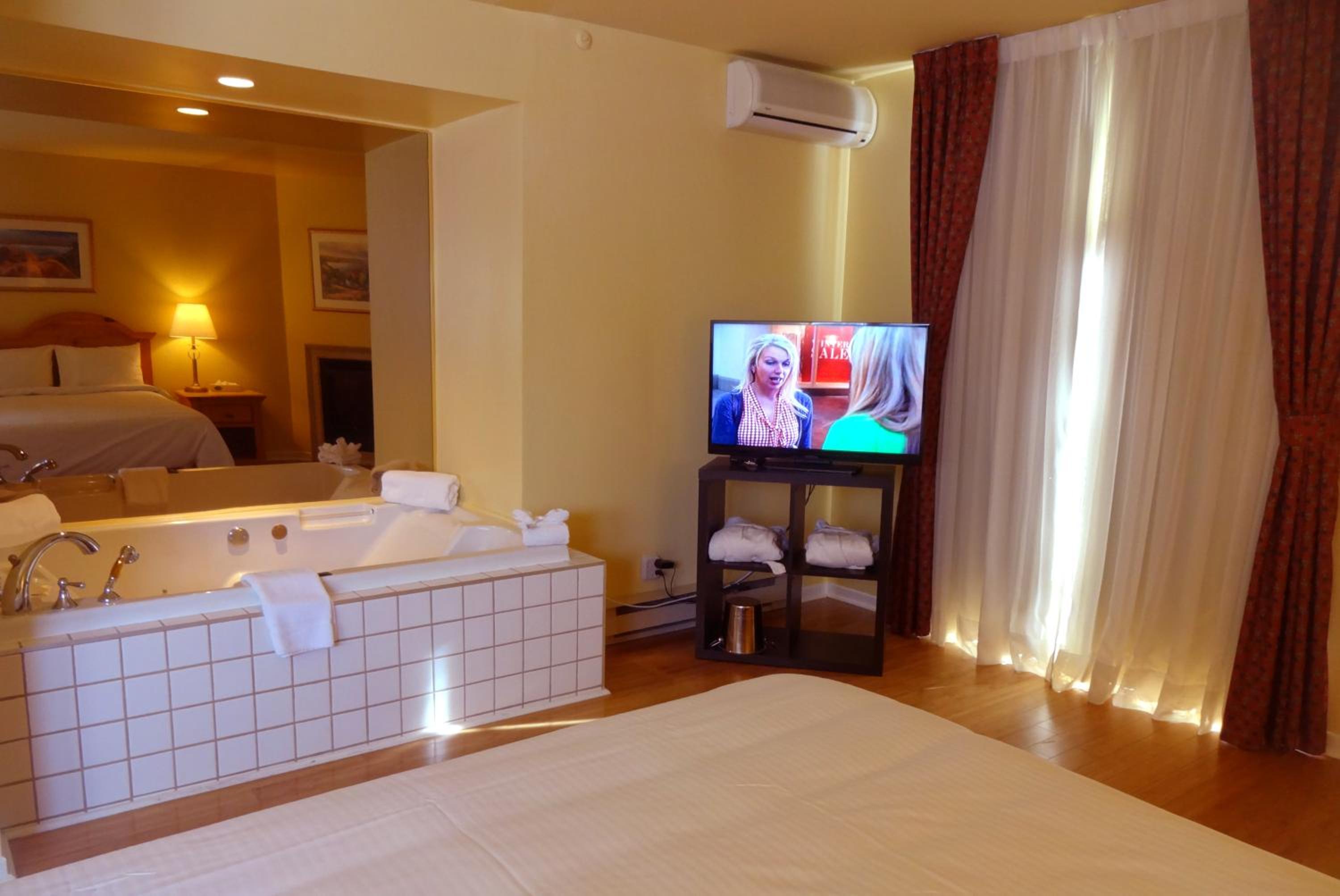 Deluxe Double Room with Balcony photo 2
