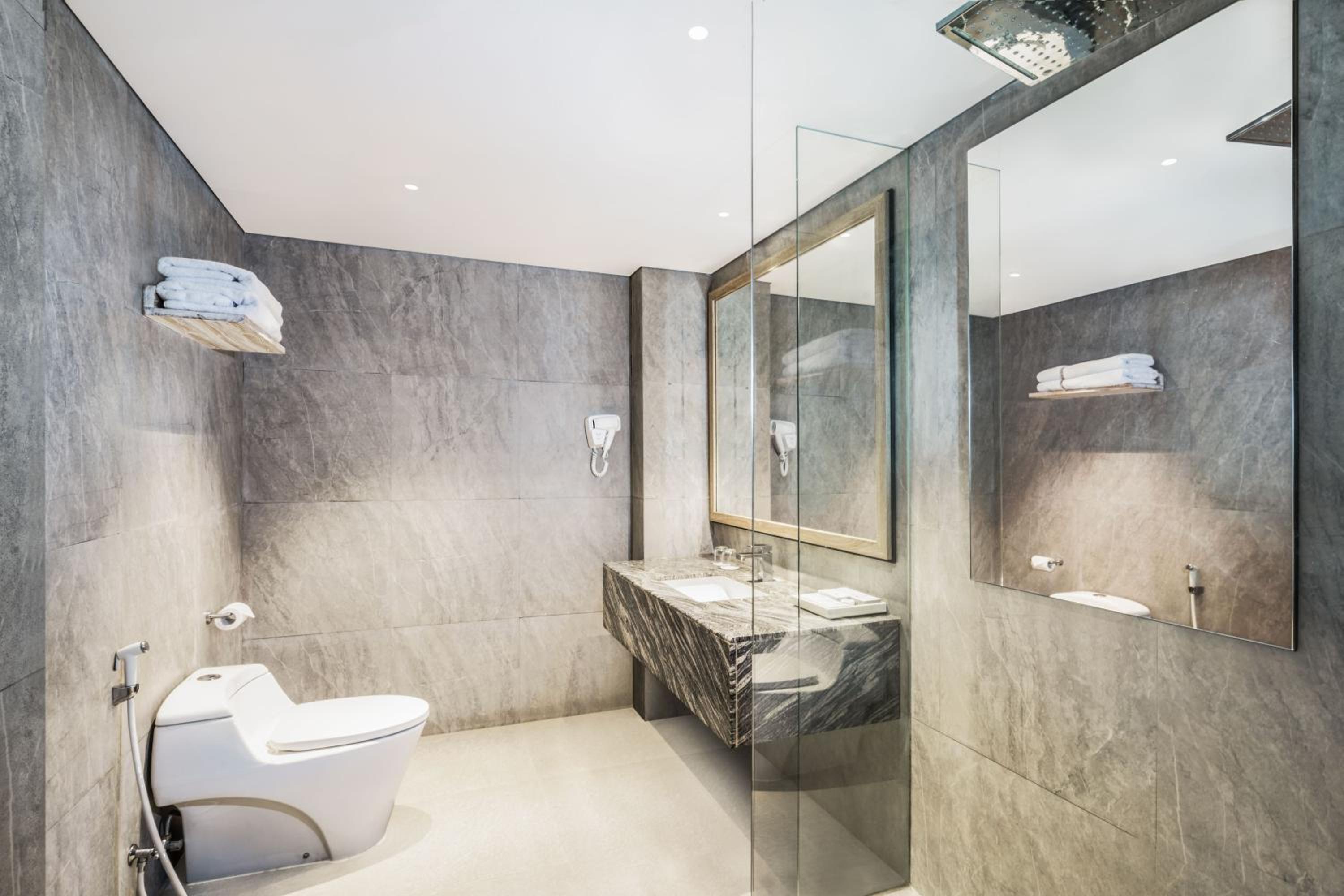 Suite - Photo 3