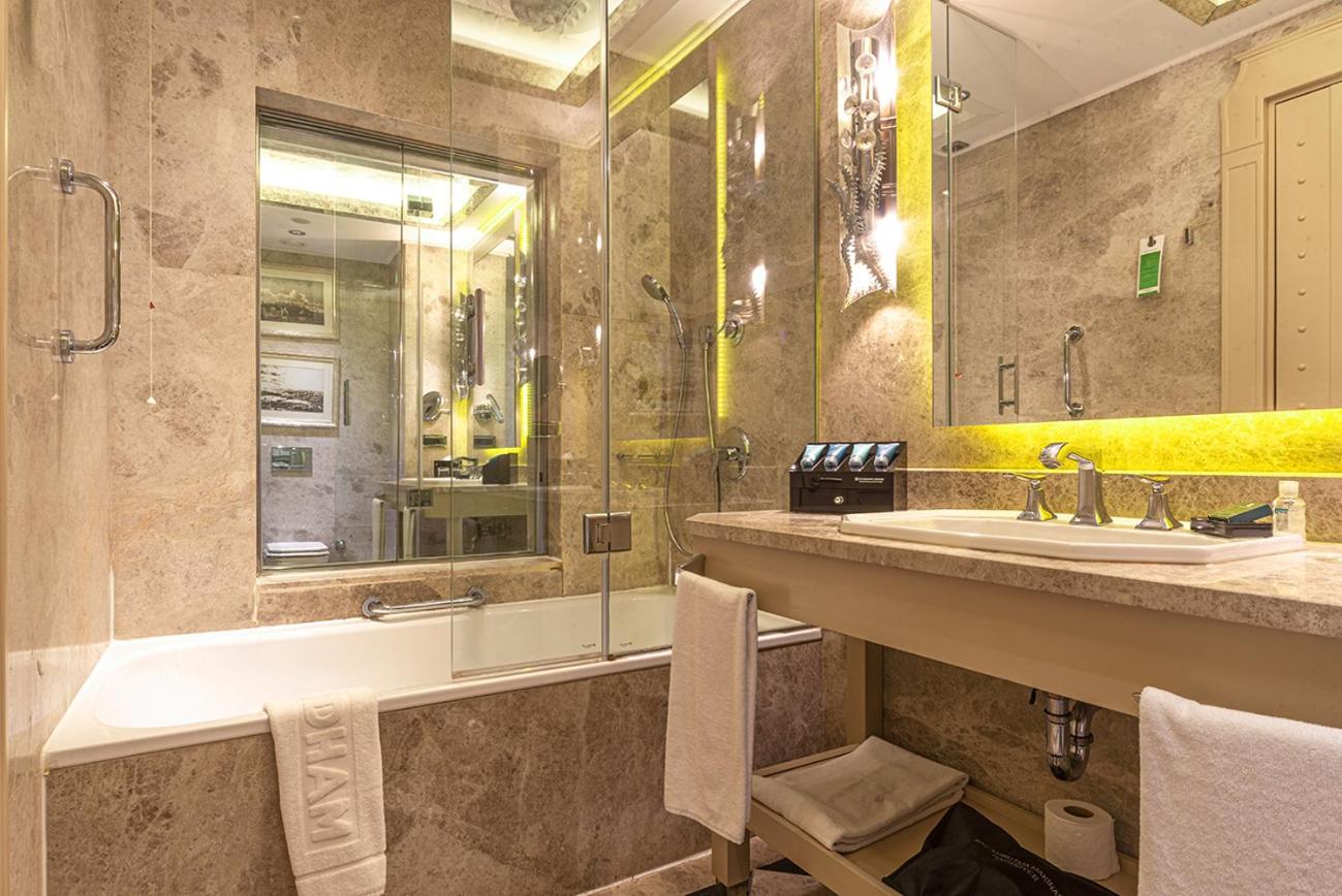 Deluxe Twin Room with City View - Photo 13