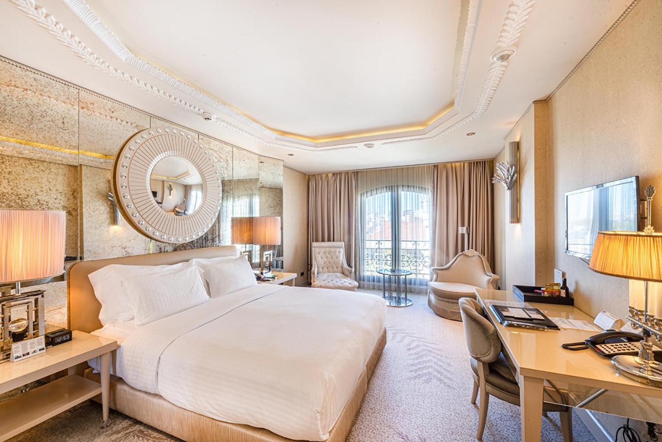 Deluxe King Room with City View - Photo 12