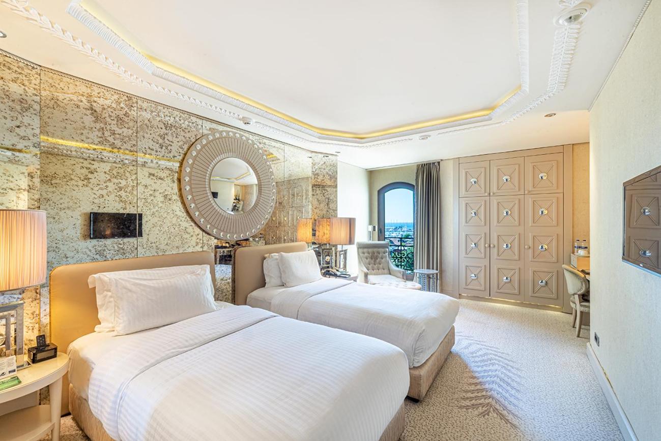 Deluxe Twin Room with Partial Sea View - Photo 15