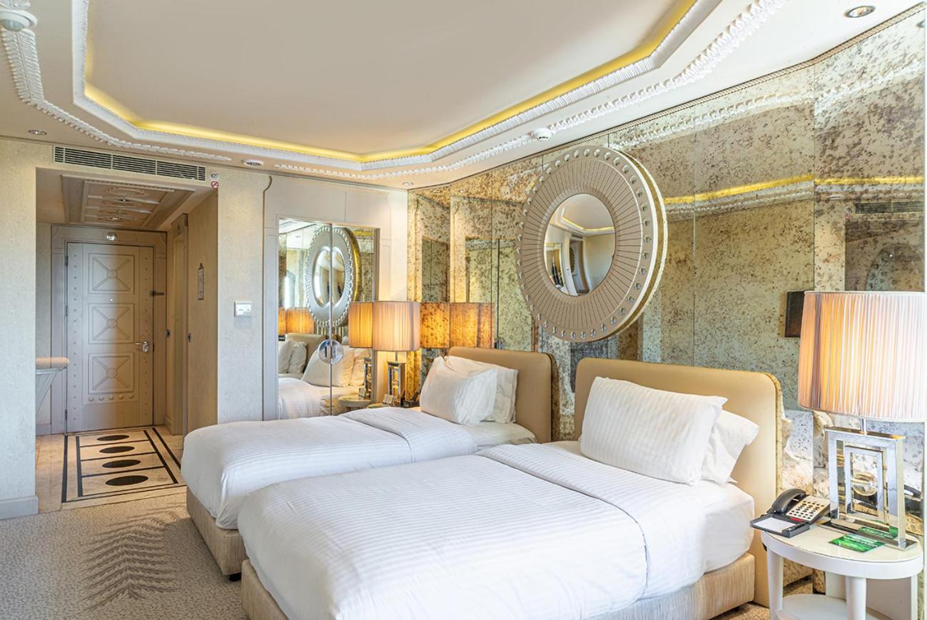 Deluxe Twin Room with Partial Sea View - Photo 14
