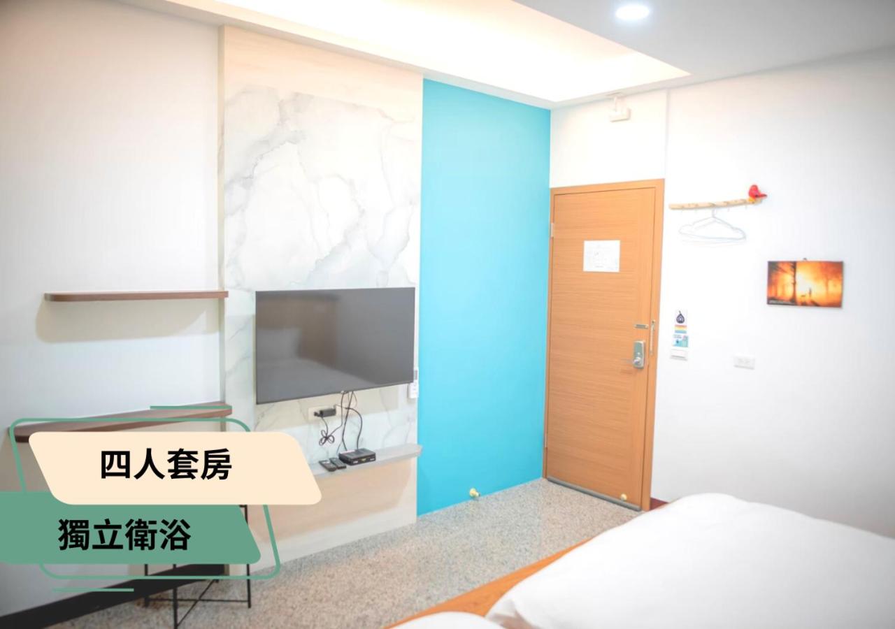 Six-Bedroom House photo 3