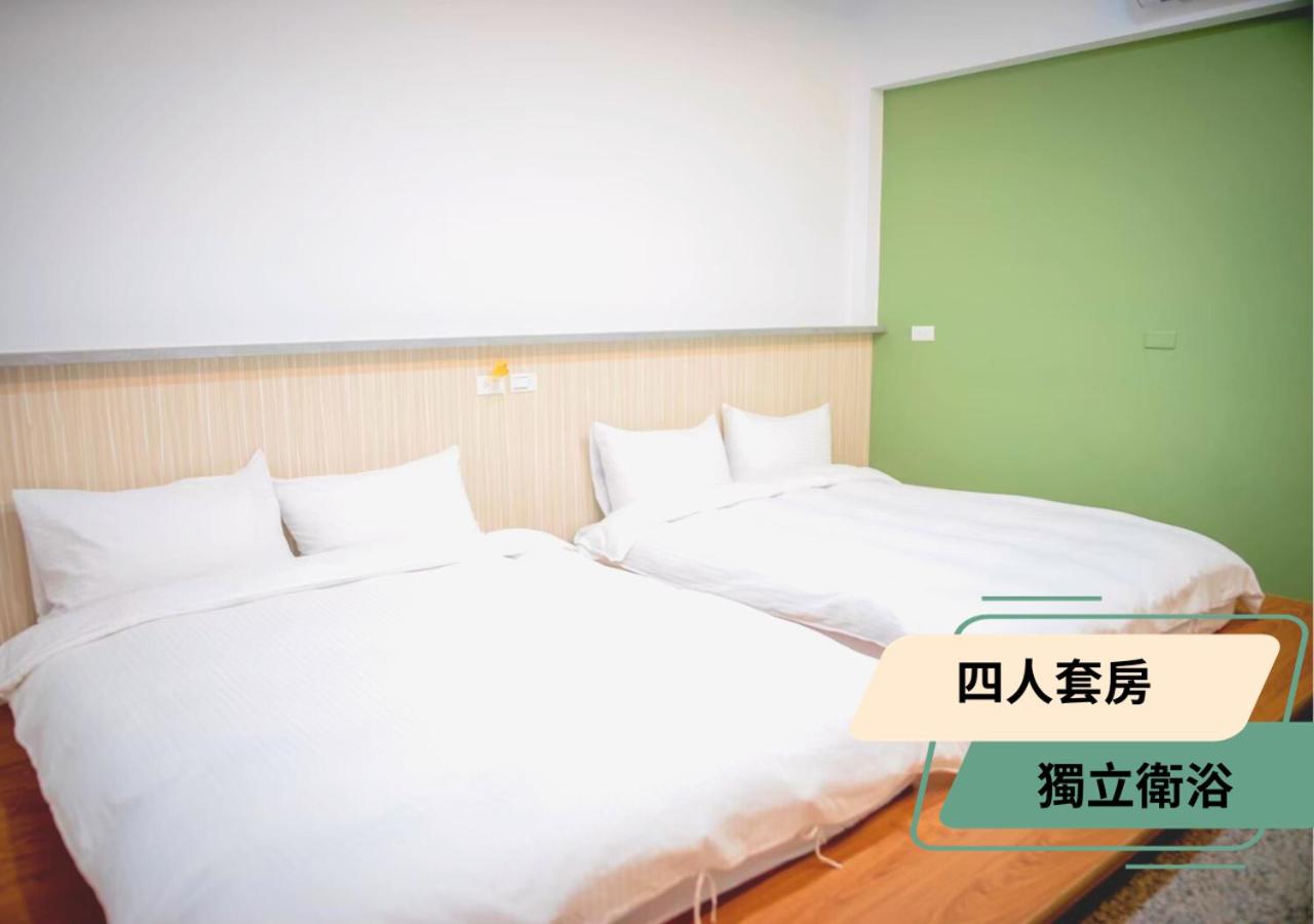 Six-Bedroom House photo 2