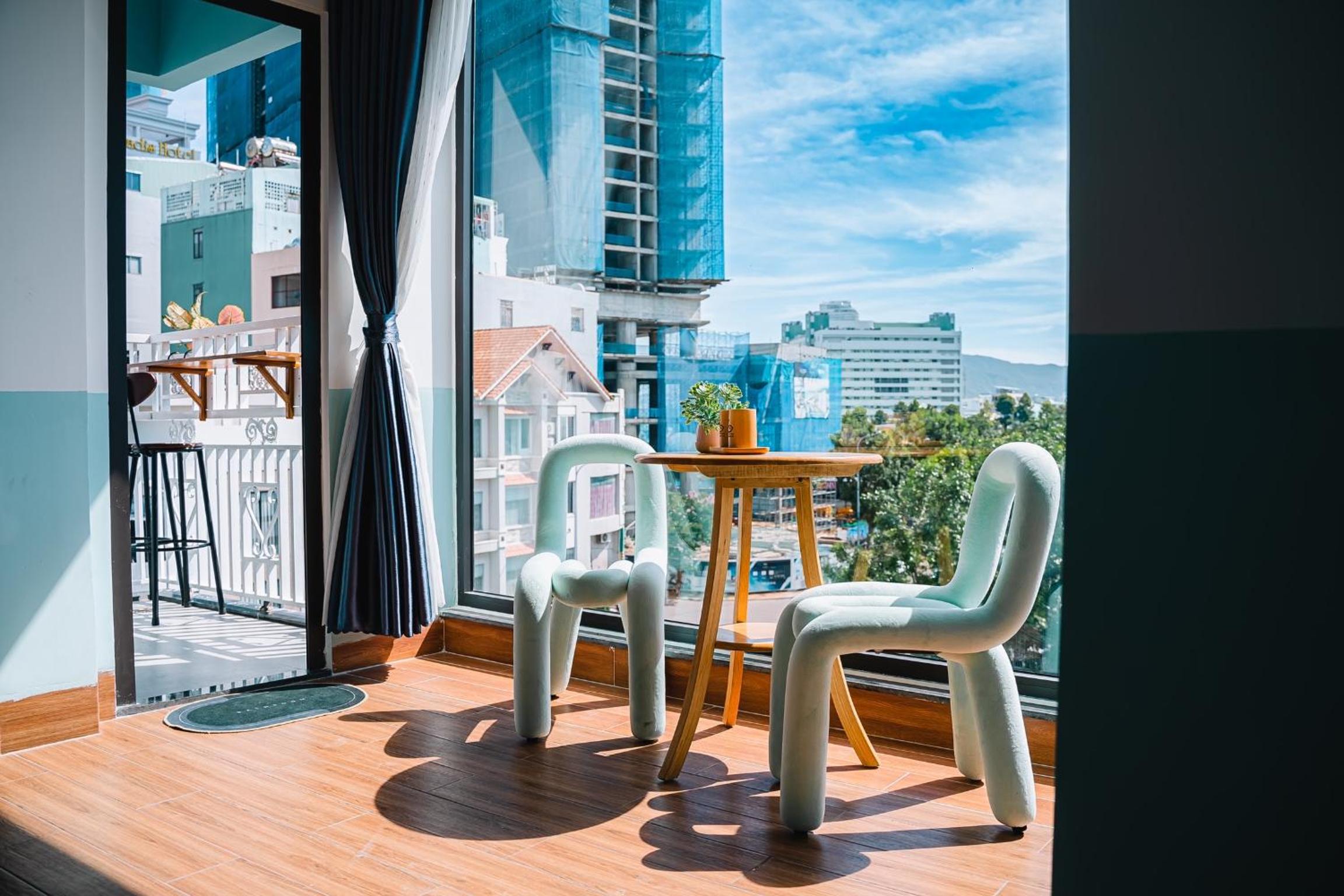 King Room with Balcony - Photo 21