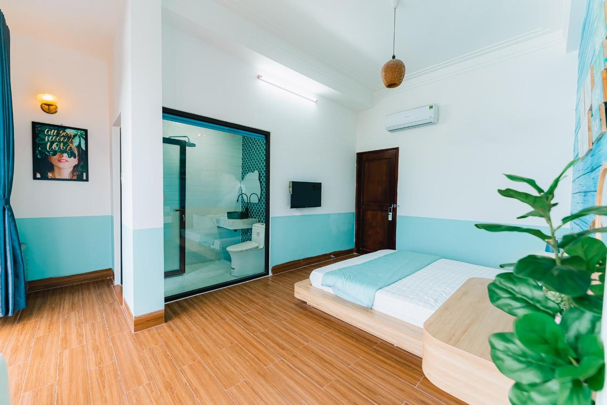 King Room with Balcony - Photo 20