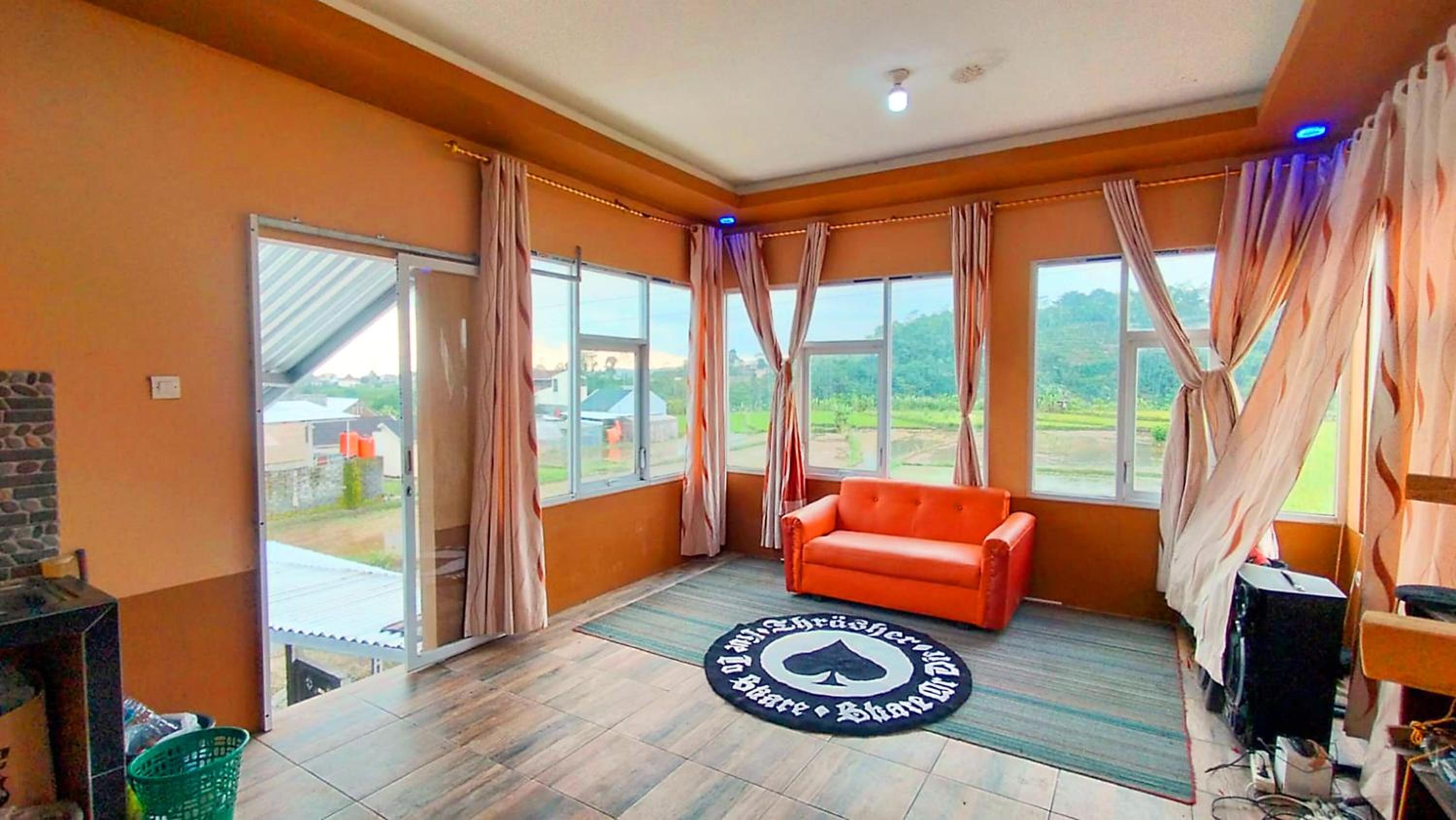 Family Room with Mountain View photo 1