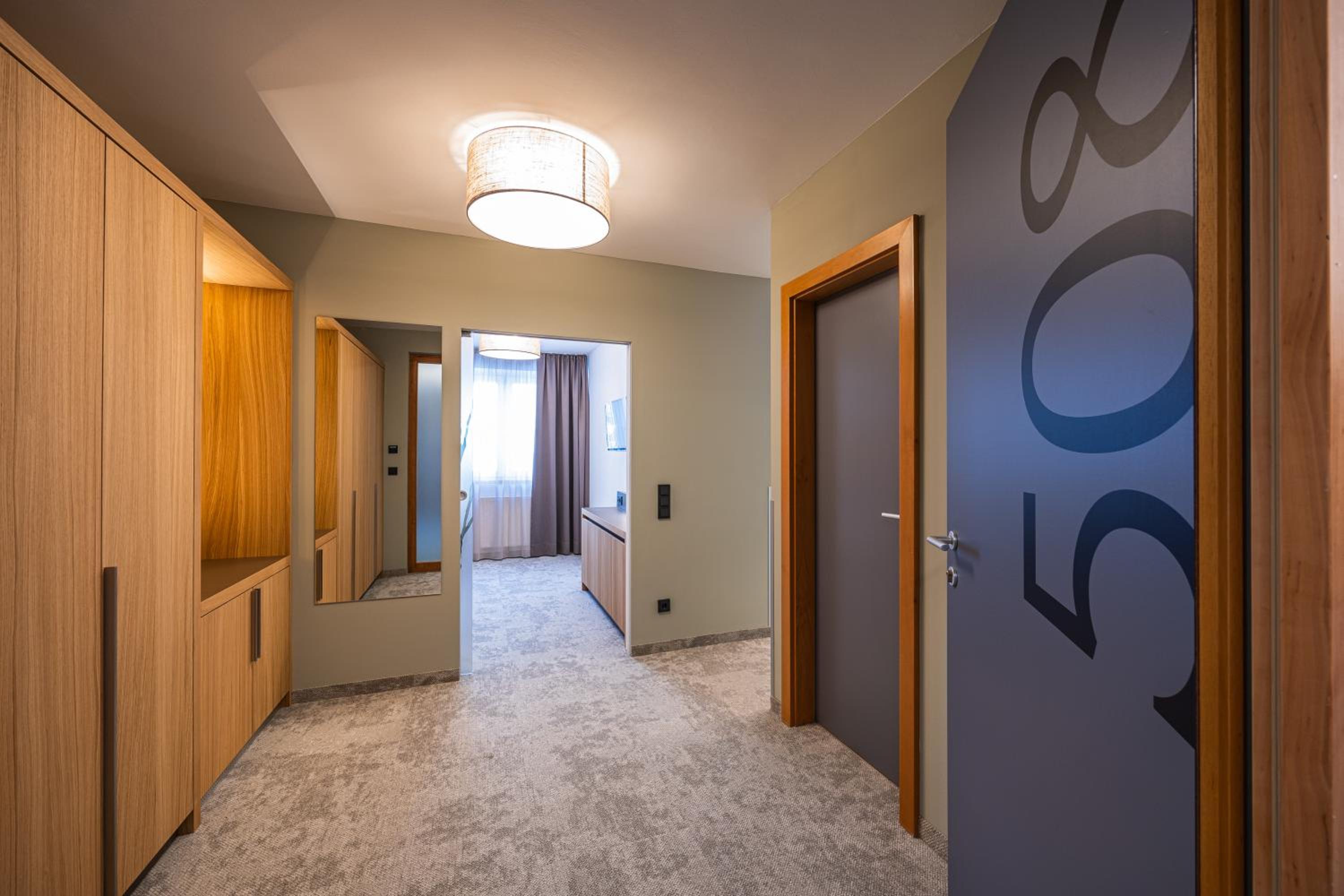 Junior Suite with Balcony - Photo 6