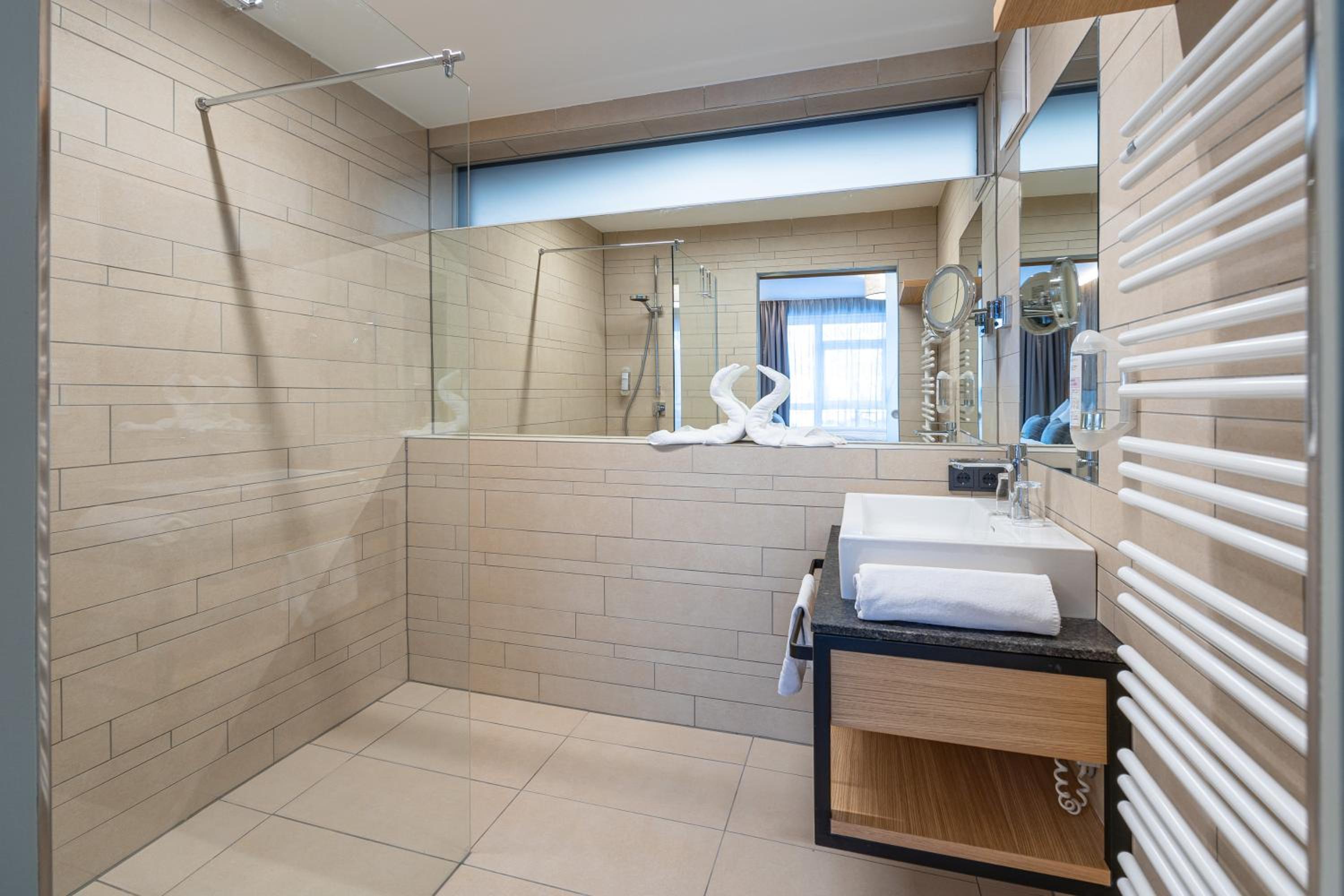 Junior Suite with Balcony - Photo 4