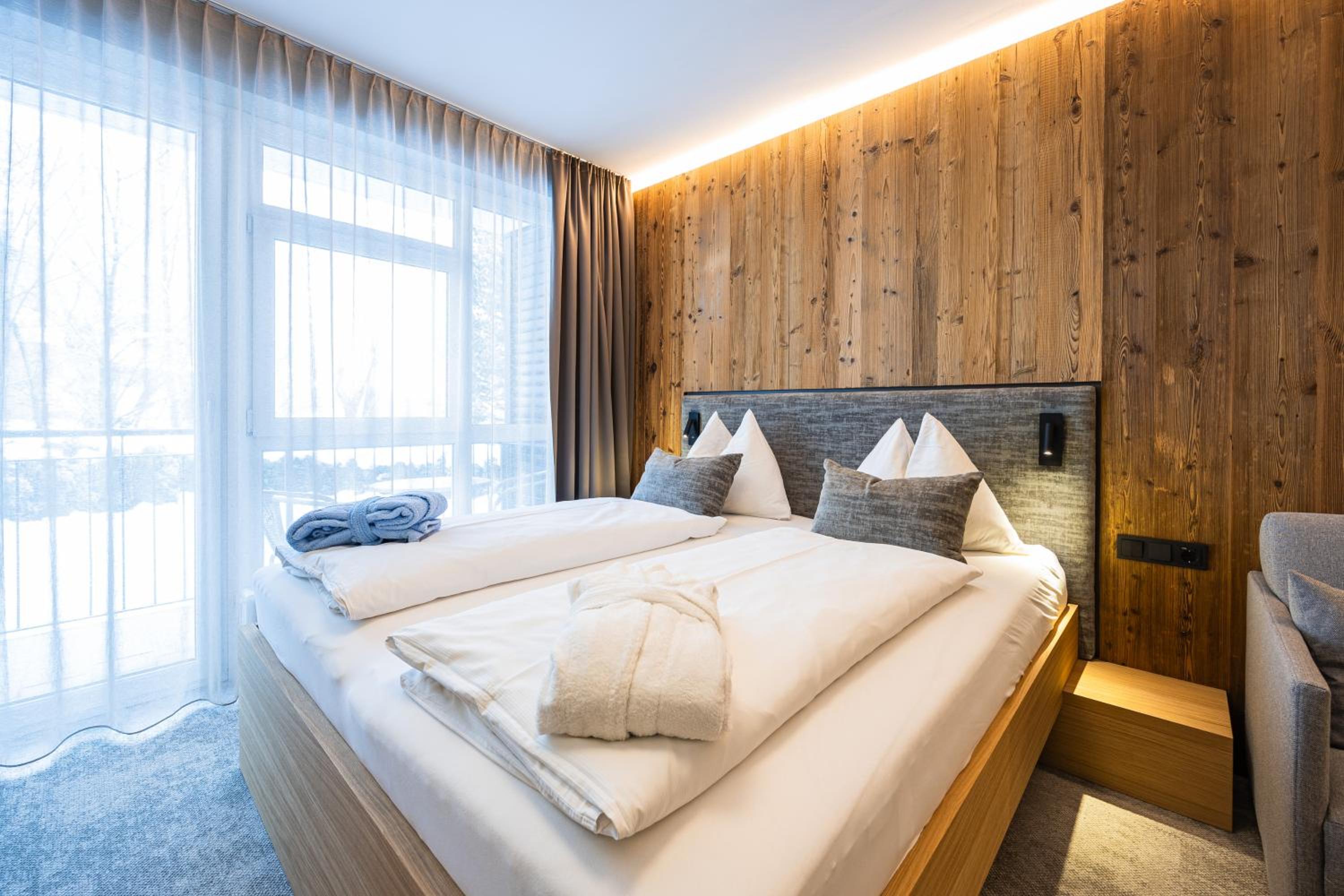 Junior Suite with Balcony - Photo 5