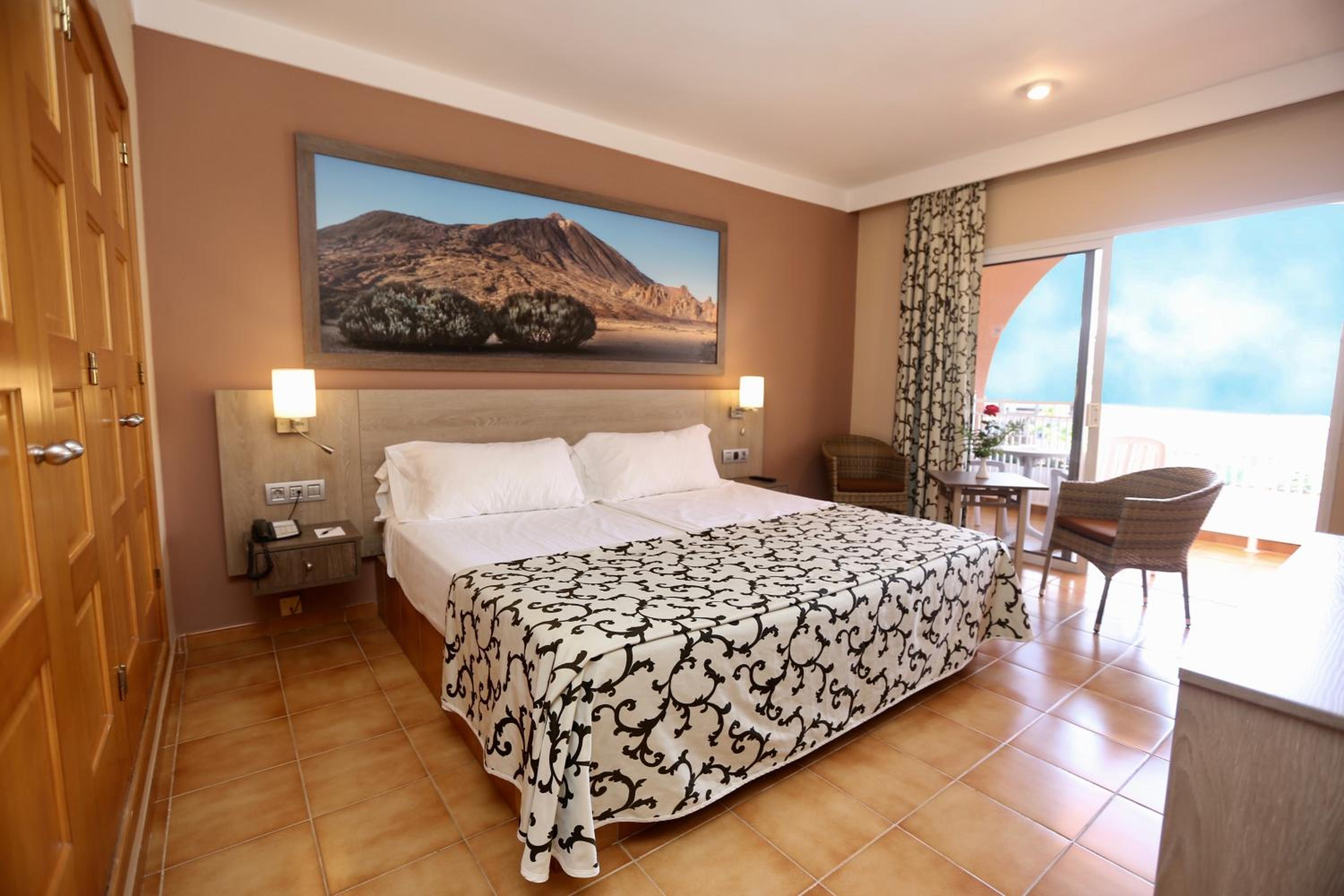 Double Room with Pool View - Photo 3