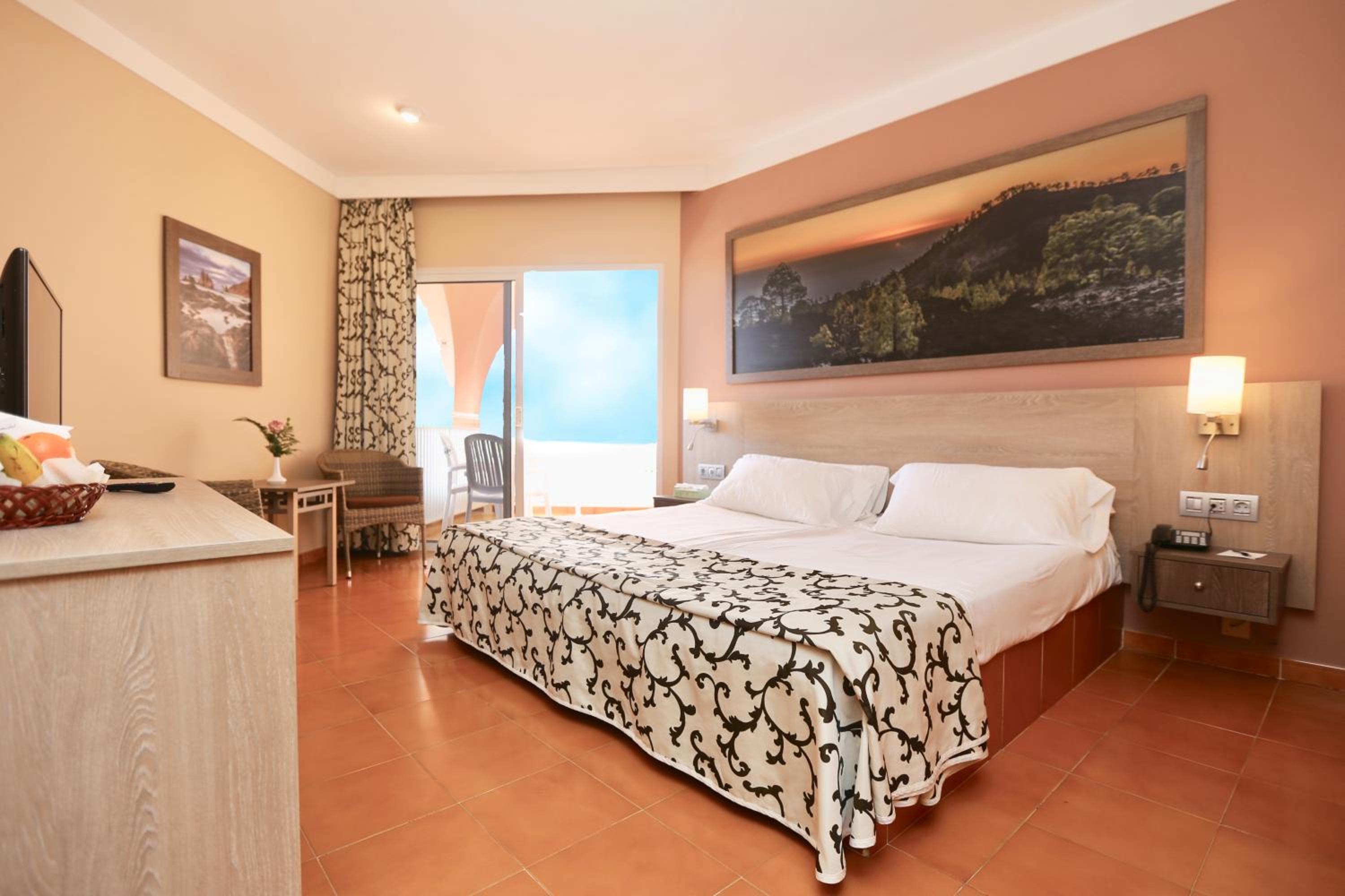 Double Room with Pool View - Photo 4