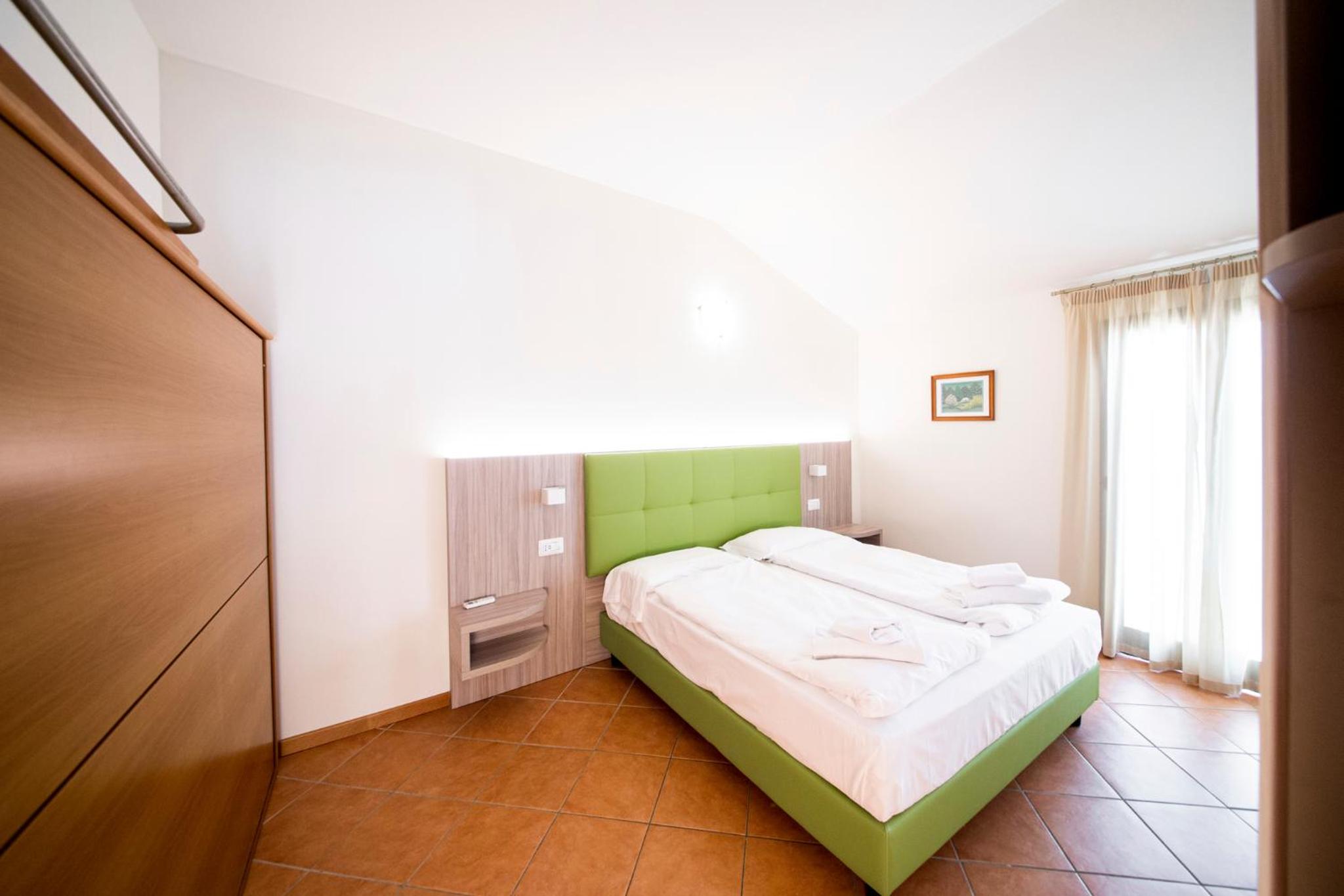 One-Bedroom Apartment with Lake View photo 3