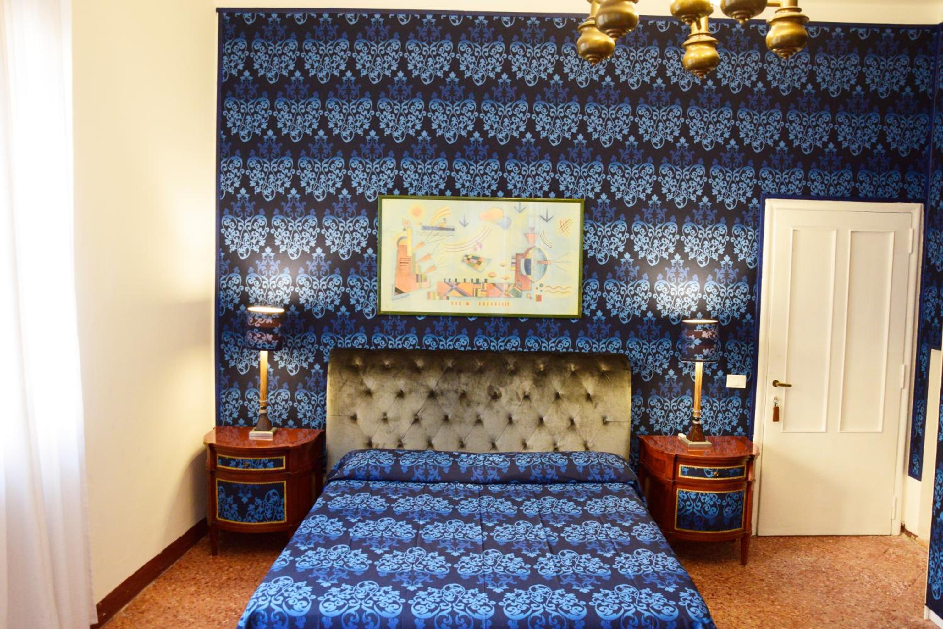 Queen Room with Shared Bathroom photo 2