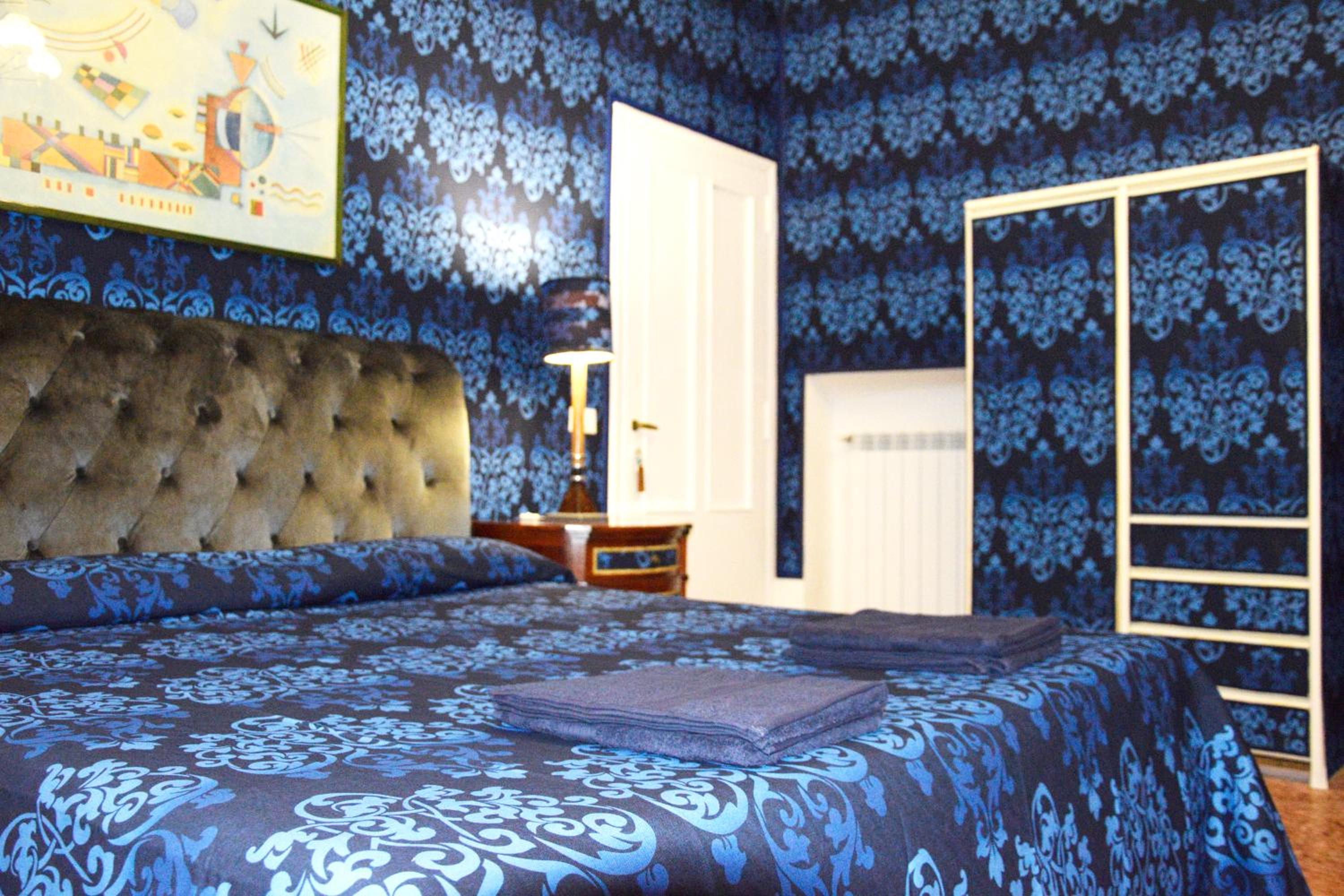 Queen Room with Shared Bathroom photo 1