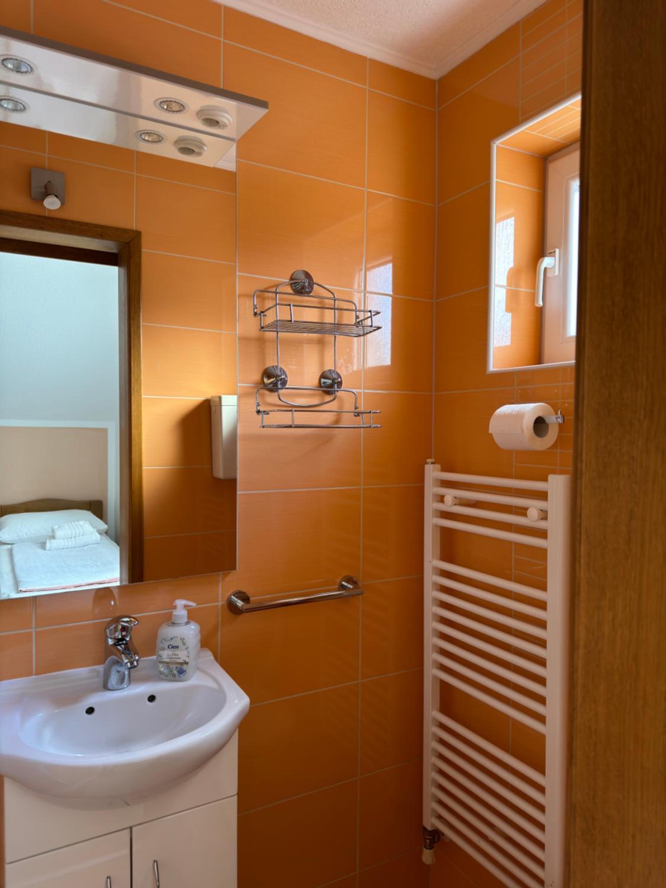 Twin Room - Photo 5